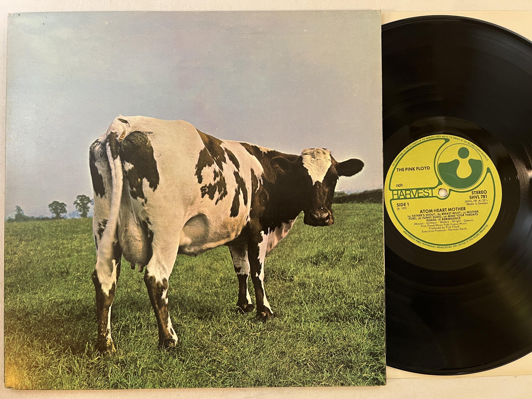 Omslagsbild för skivan PINK FLOYD atom heart mother LP re ncb HARVEST SHVL 781