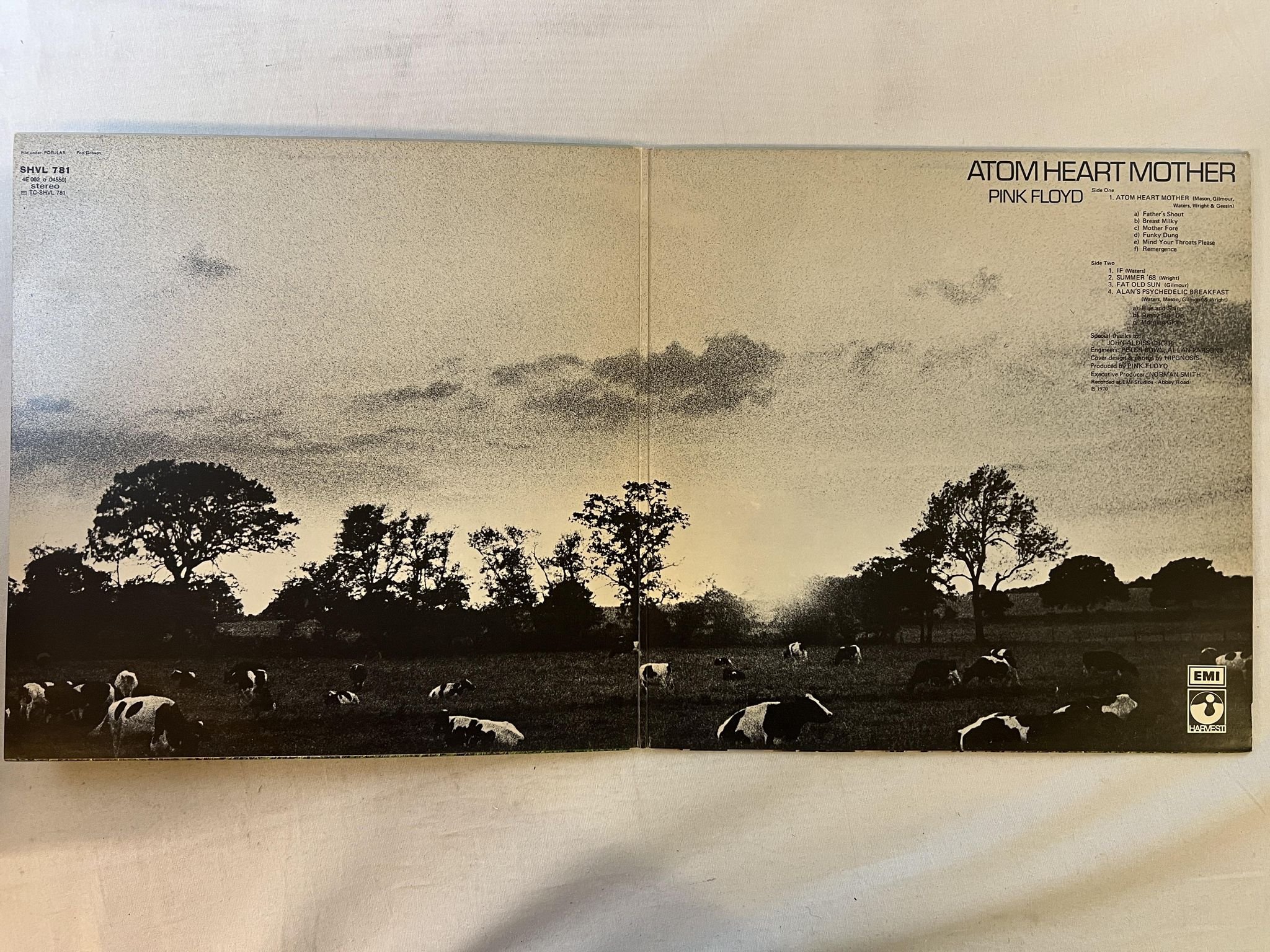 Omslagsbild för skivan PINK FLOYD atom heart mother LP re ncb HARVEST SHVL 781