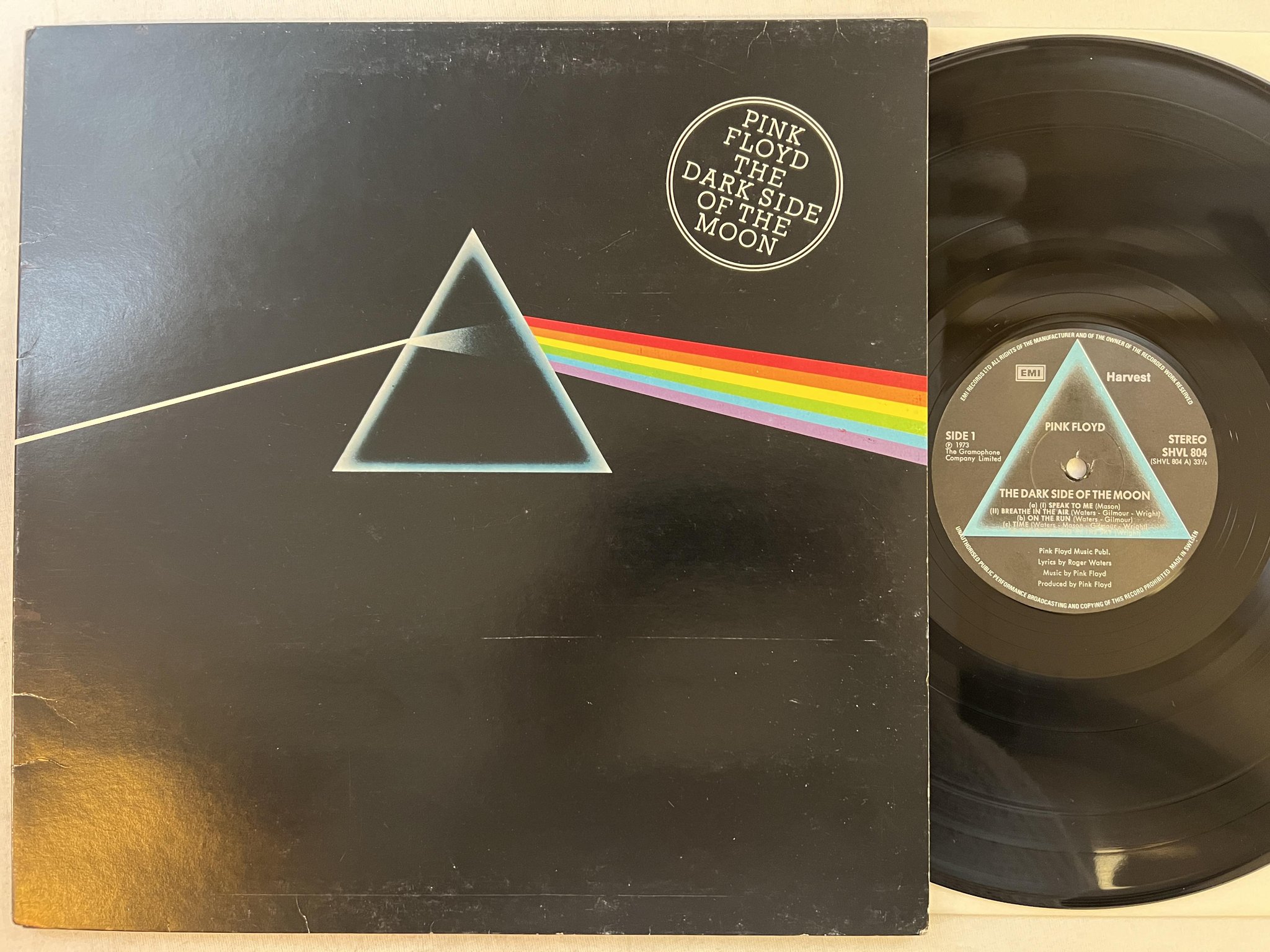 Omslagsbild för skivan PINK FLOYD dark side of the moon LP re Swe HARVEST SHVL 804 + posters / stickers