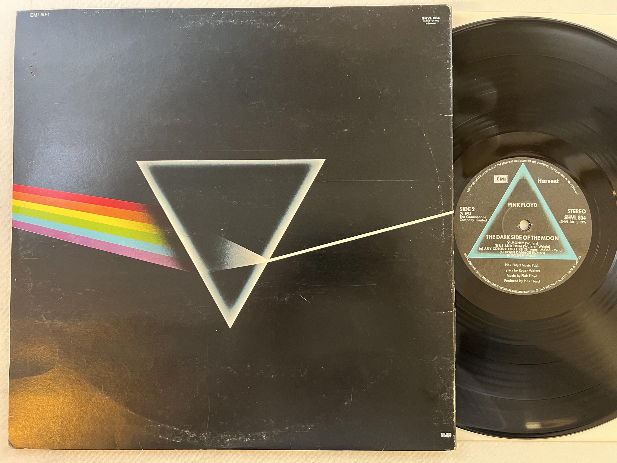Omslagsbild för skivan PINK FLOYD dark side of the moon LP re Swe HARVEST SHVL 804 + posters / stickers