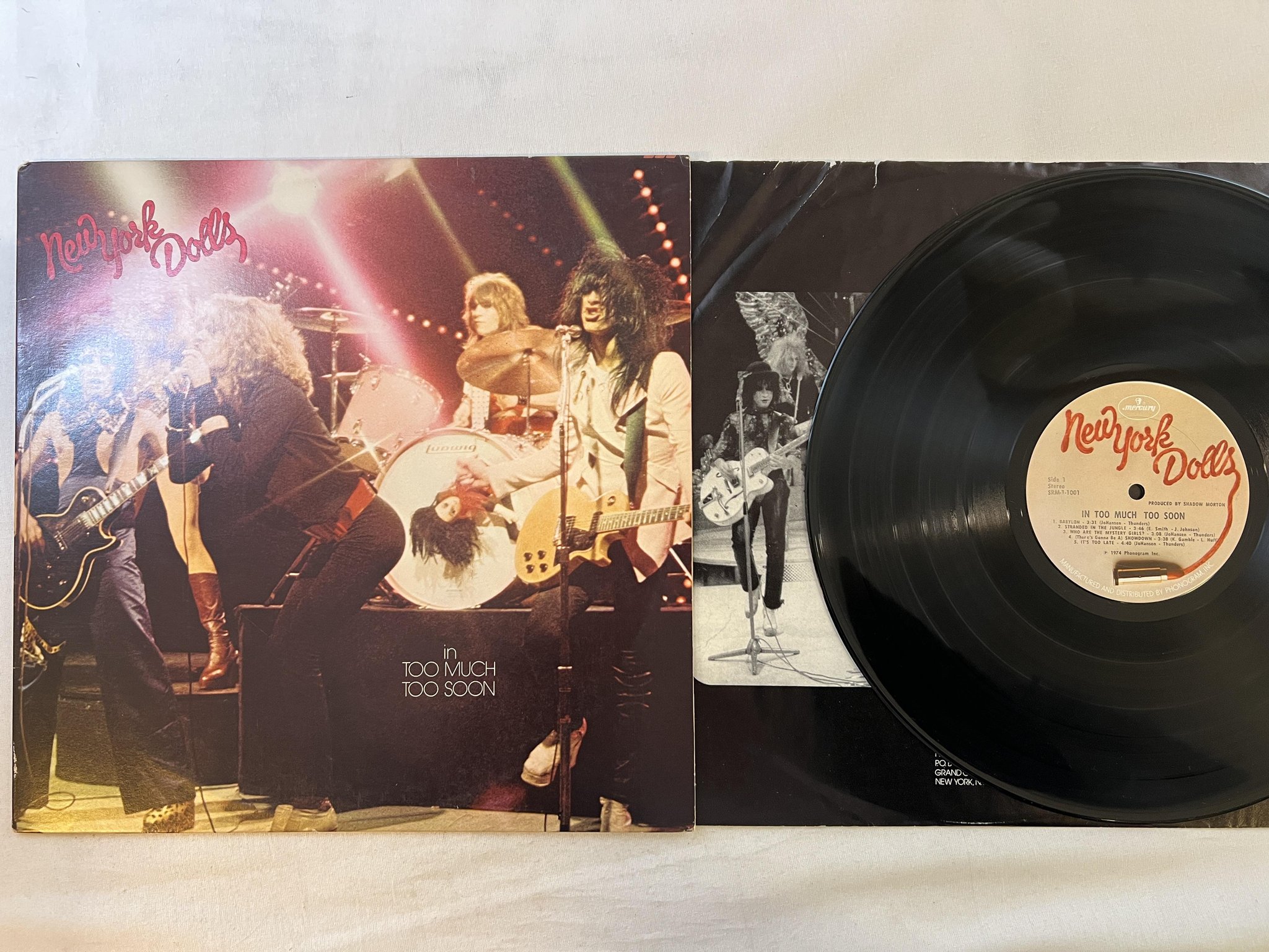 Omslagsbild för skivan NEW YORK DOLLS in too much too soon LP -74 US MERCURY SRM-1-1001