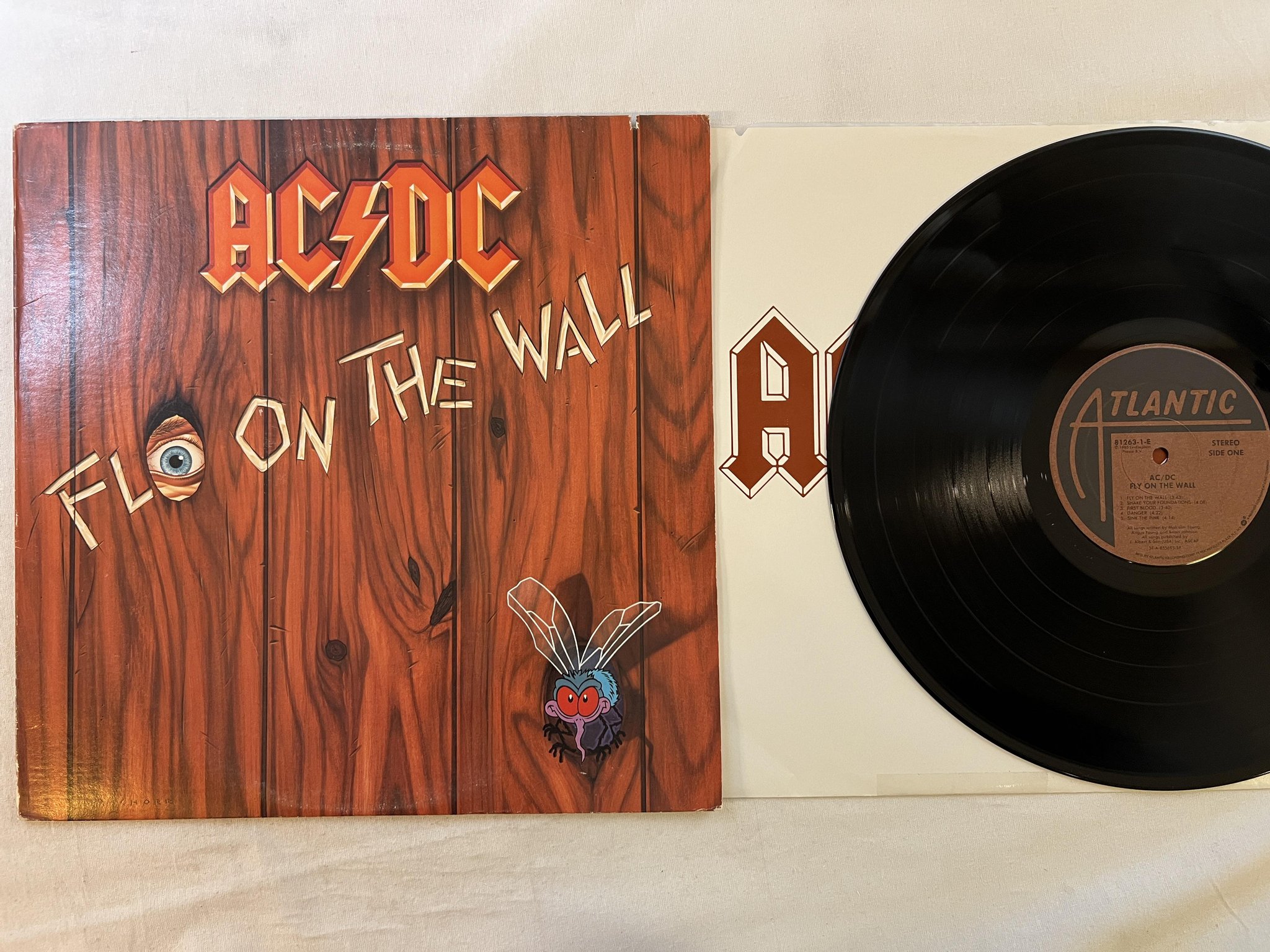 Omslagsbild för skivan AC/DC fly on the wall LP -85 US ATLANTIC 81263-1-E