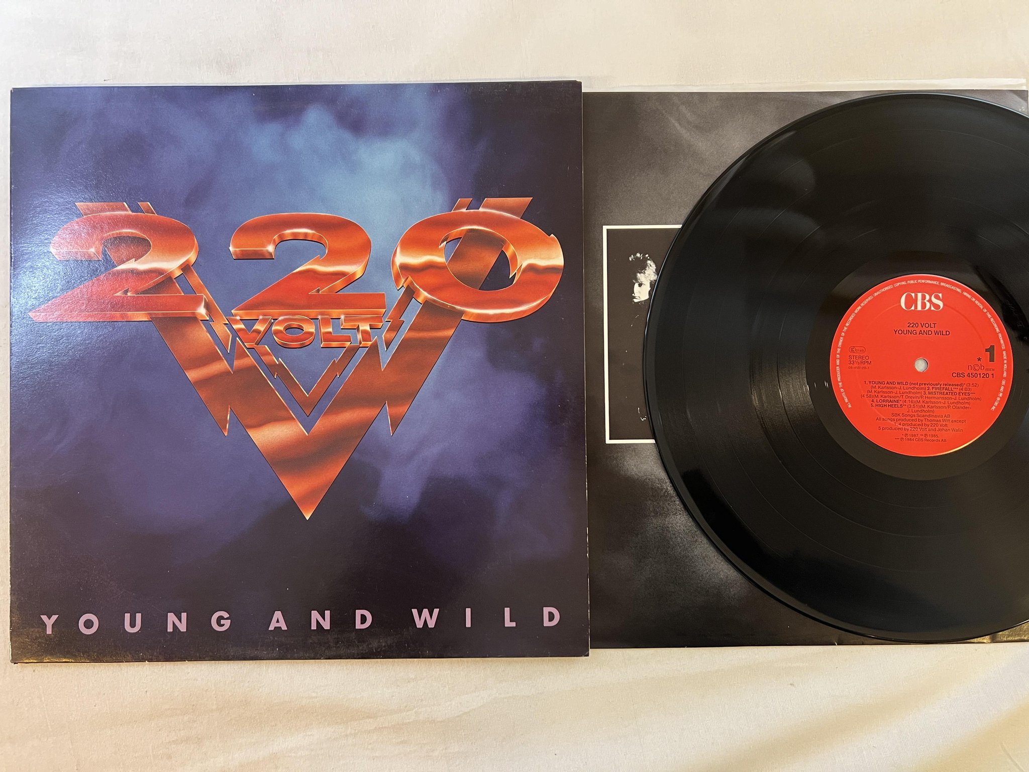 Omslagsbild för skivan 220 VOLT young and wild LP -87 Hol CBS 4501201