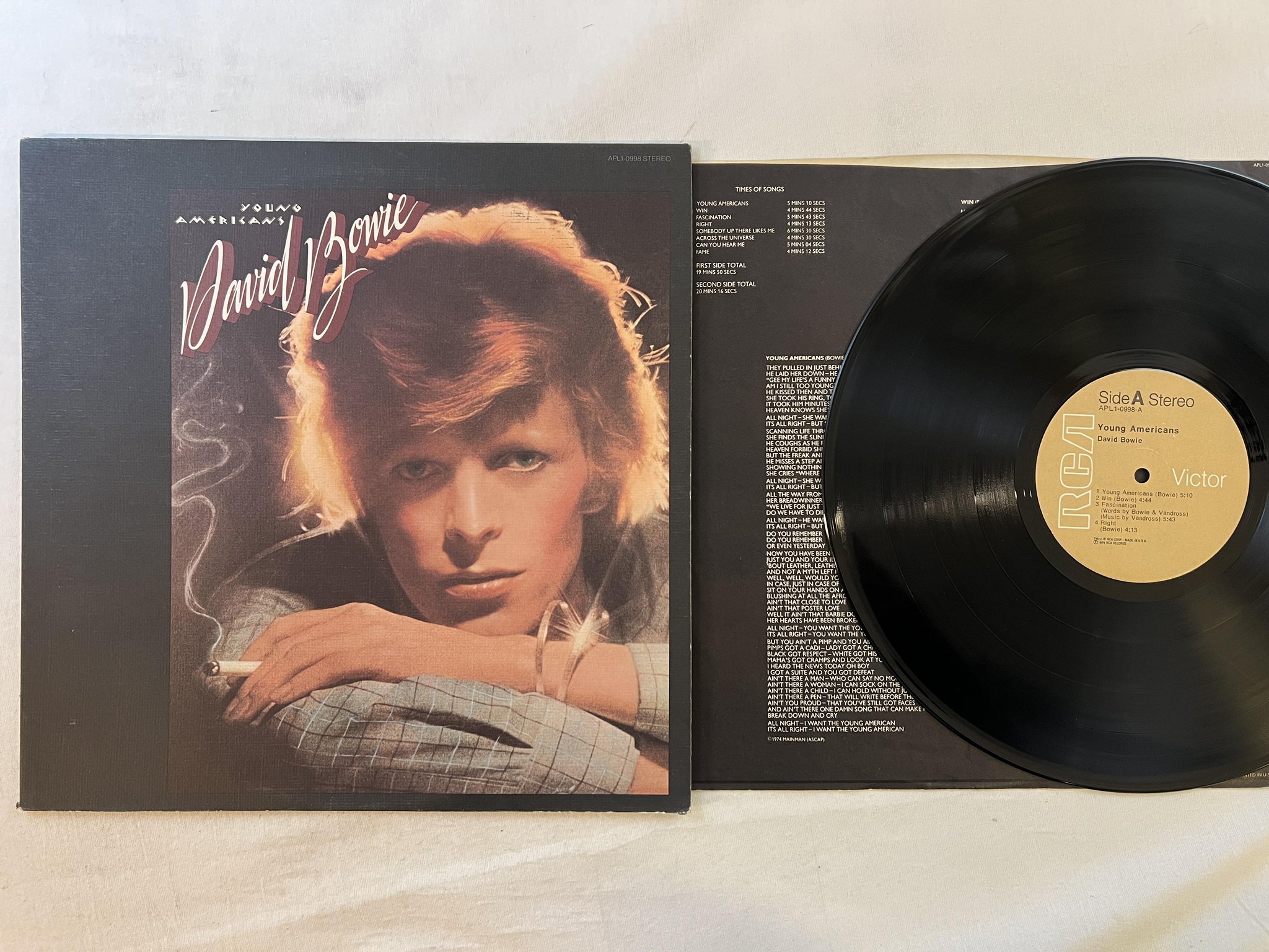 Omslagsbild för skivan DAVID BOWIE young americans LP -75 US RCA APL1 0998