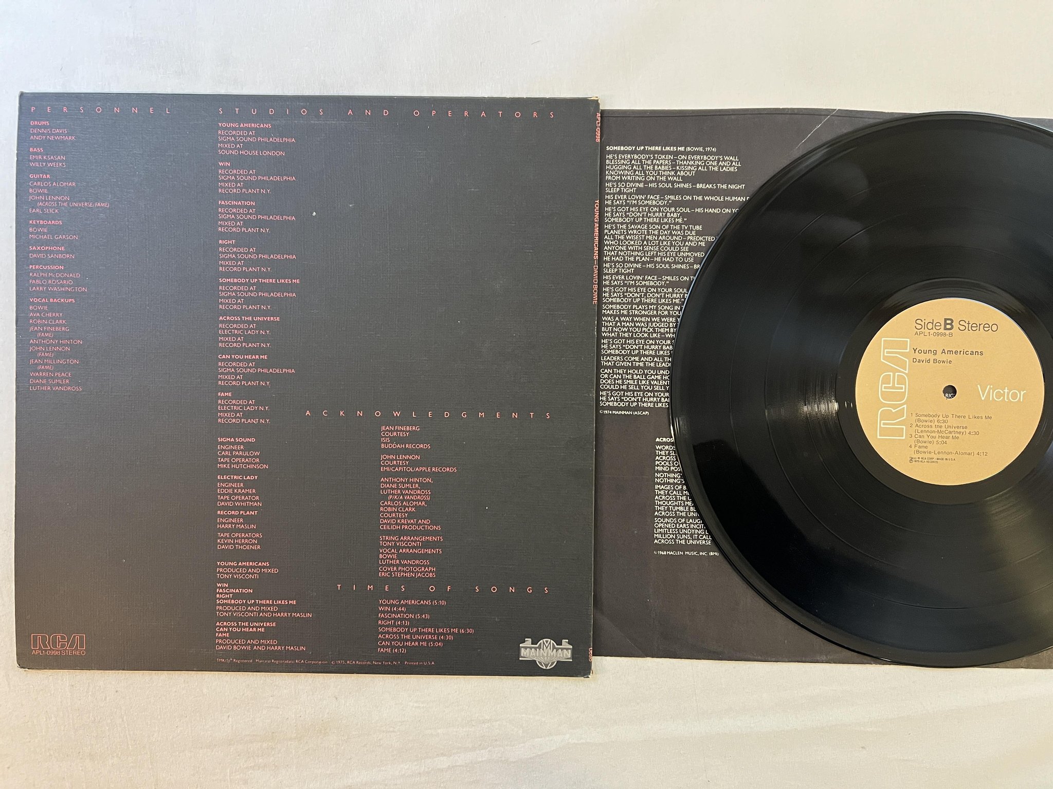 Omslagsbild för skivan DAVID BOWIE young americans LP -75 US RCA APL1 0998