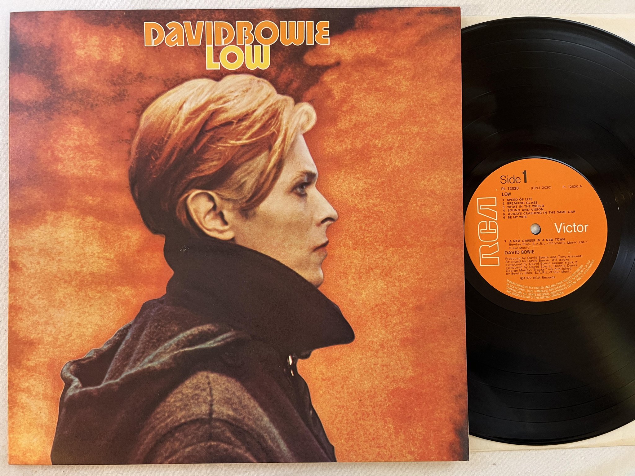 Omslagsbild för skivan DAVID BOWIE low LP -77 UK RCA PL 12030 *** TRACK LIST STICKER ON THE BACK ***