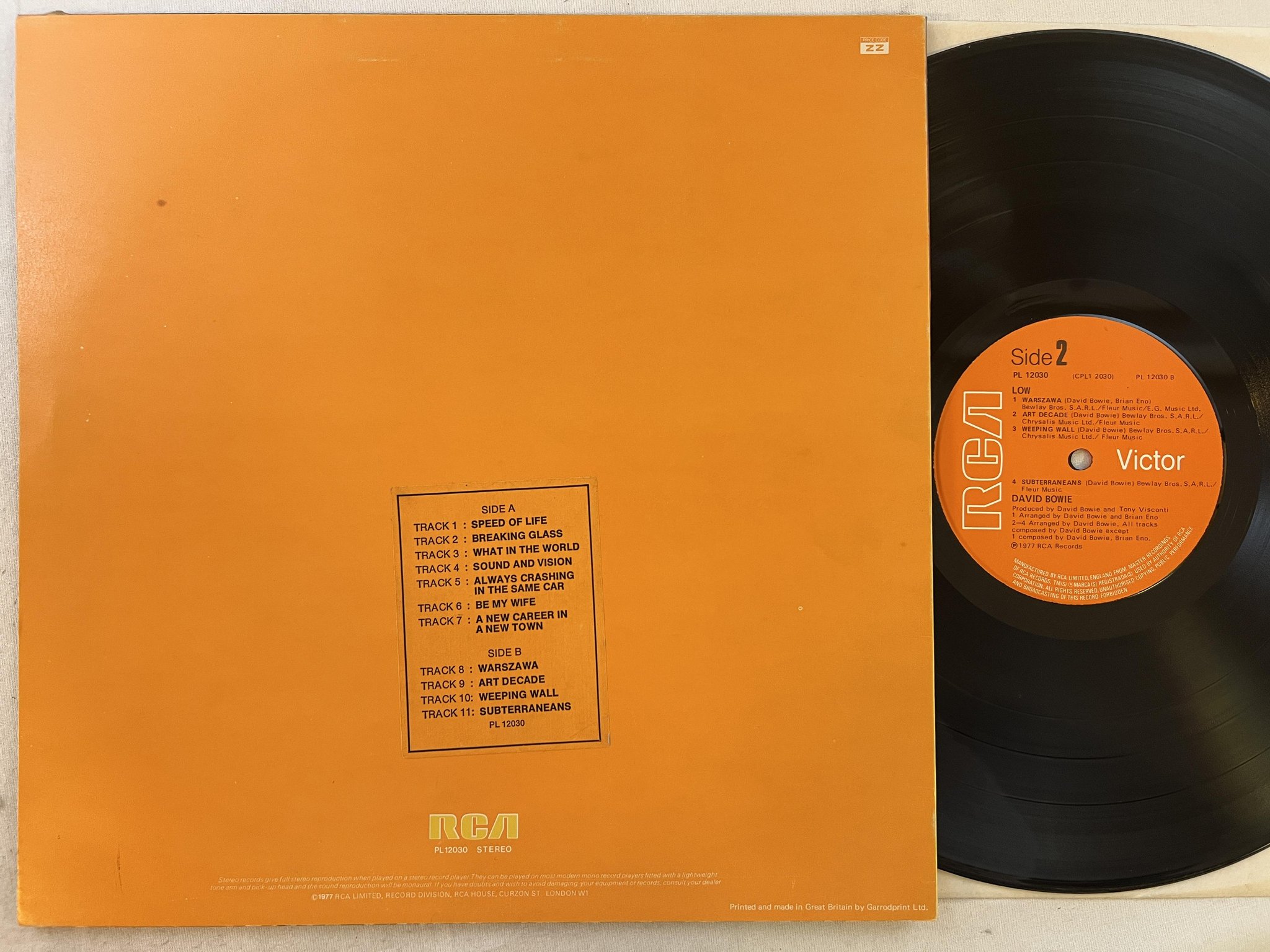 Omslagsbild för skivan DAVID BOWIE low LP -77 UK RCA PL 12030 *** TRACK LIST STICKER ON THE BACK ***