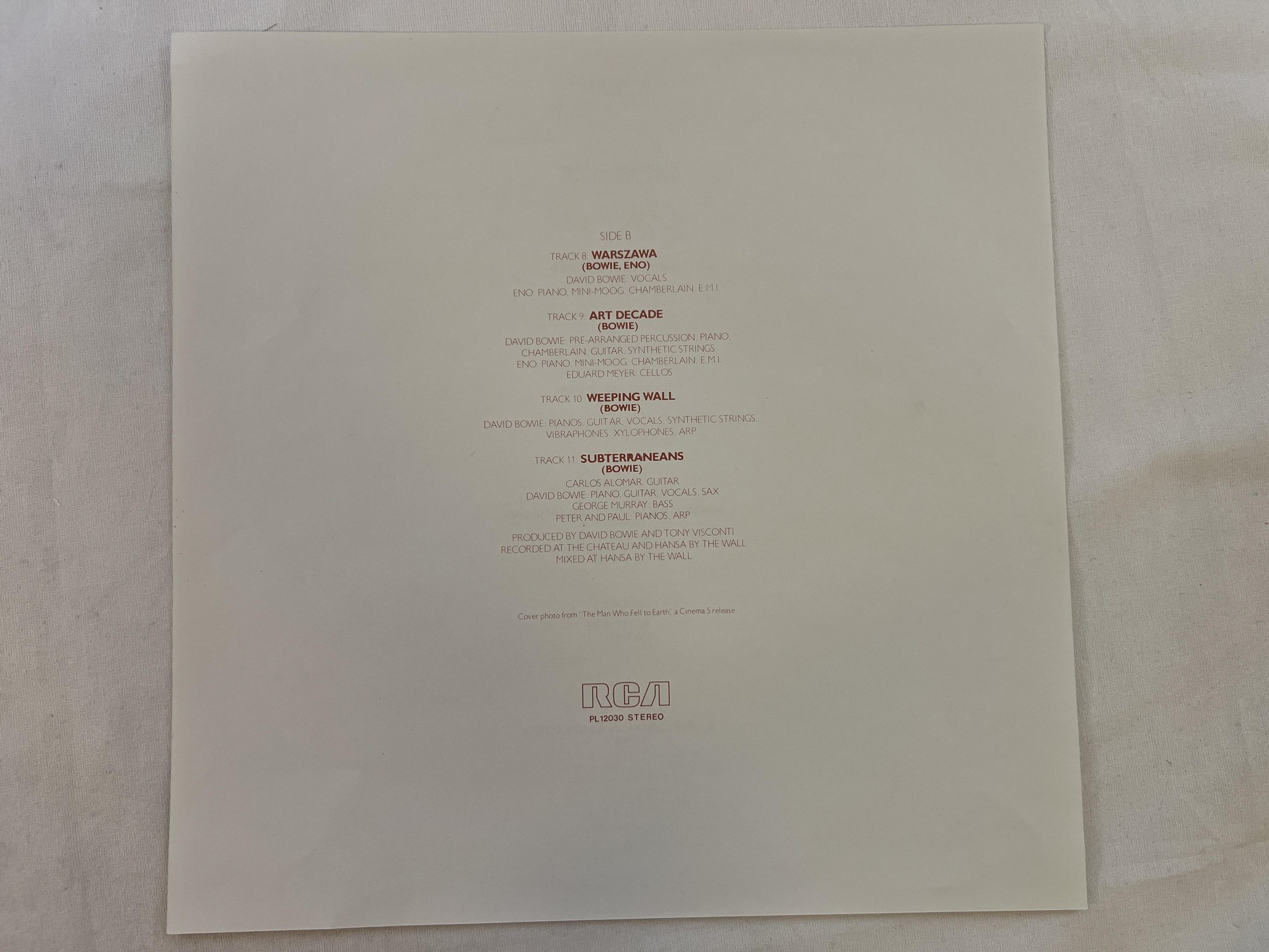 Omslagsbild för skivan DAVID BOWIE low LP -77 UK RCA PL 12030 *** TRACK LIST STICKER ON THE BACK ***