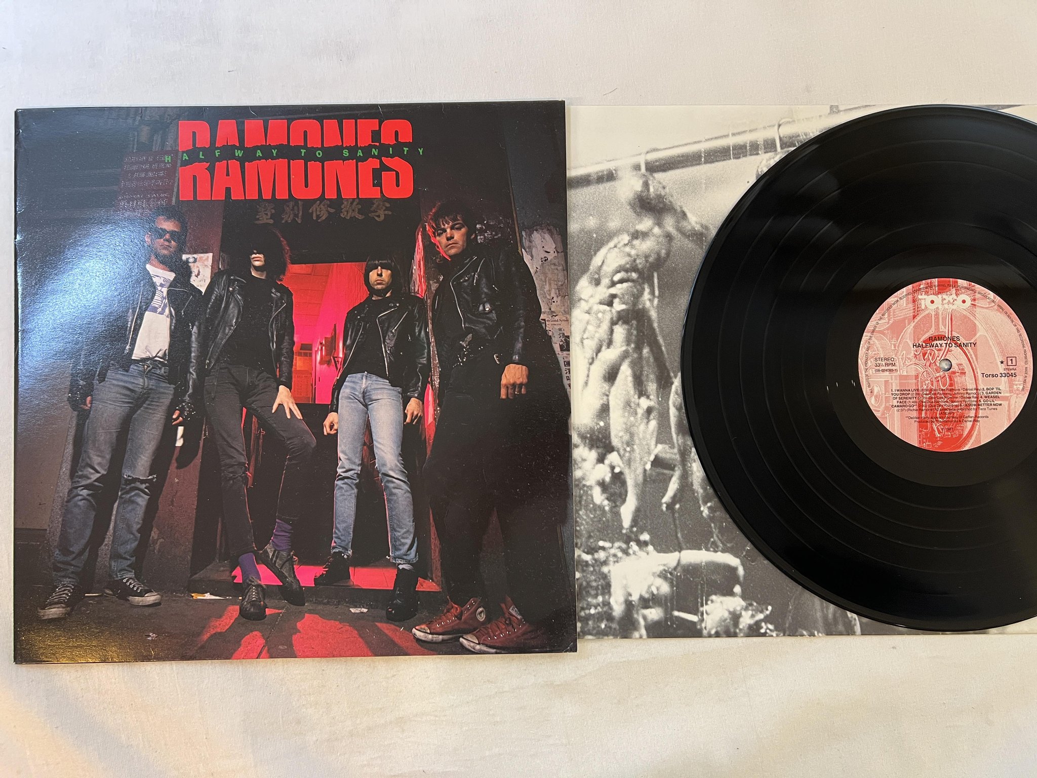 Omslagsbild för skivan RAMONES halfway to sanity LP -87 Hol Torso 33045