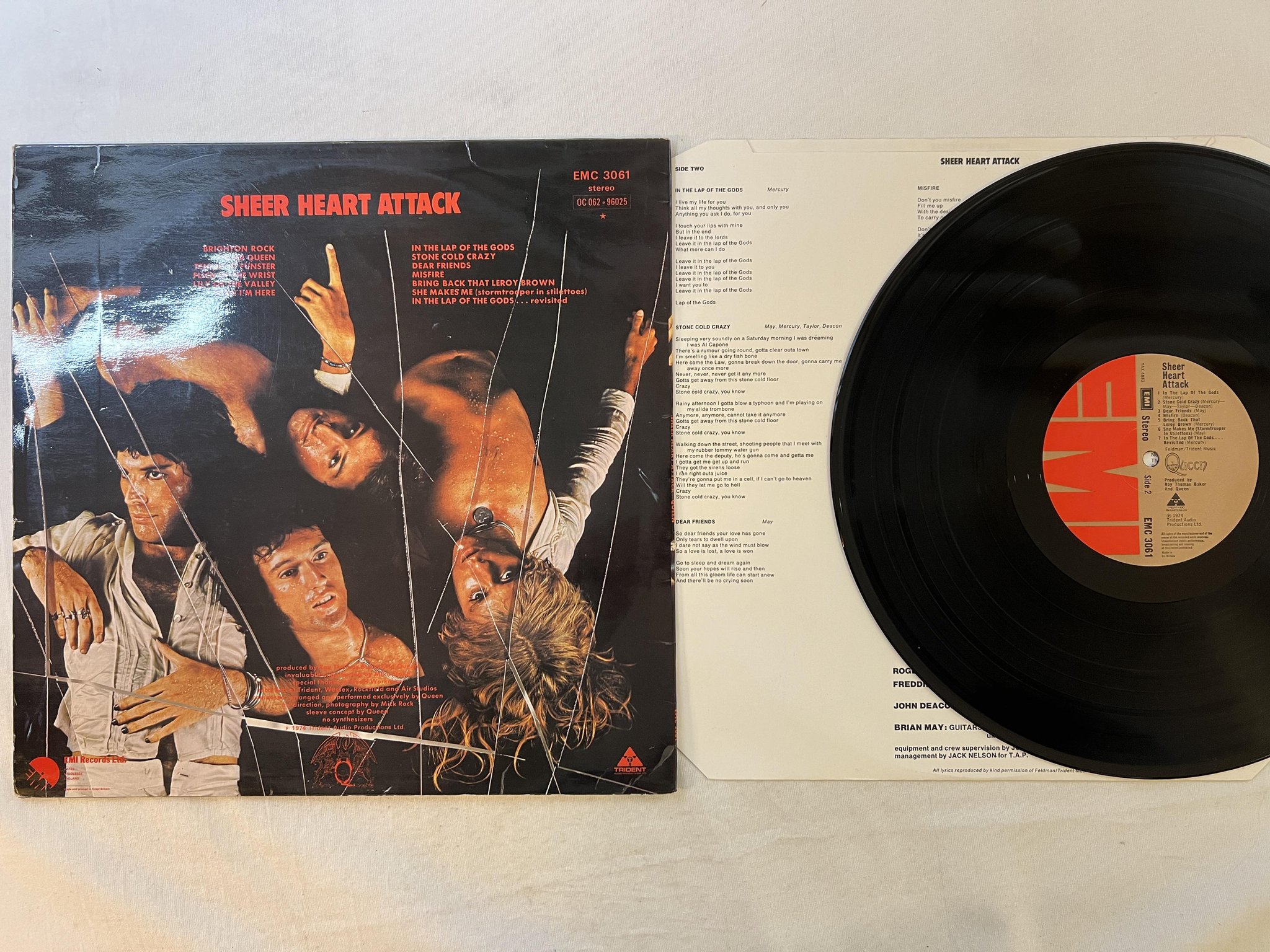 Omslagsbild för skivan QUEEN sheer heart attack LP -74 UK EMI EMC 3061