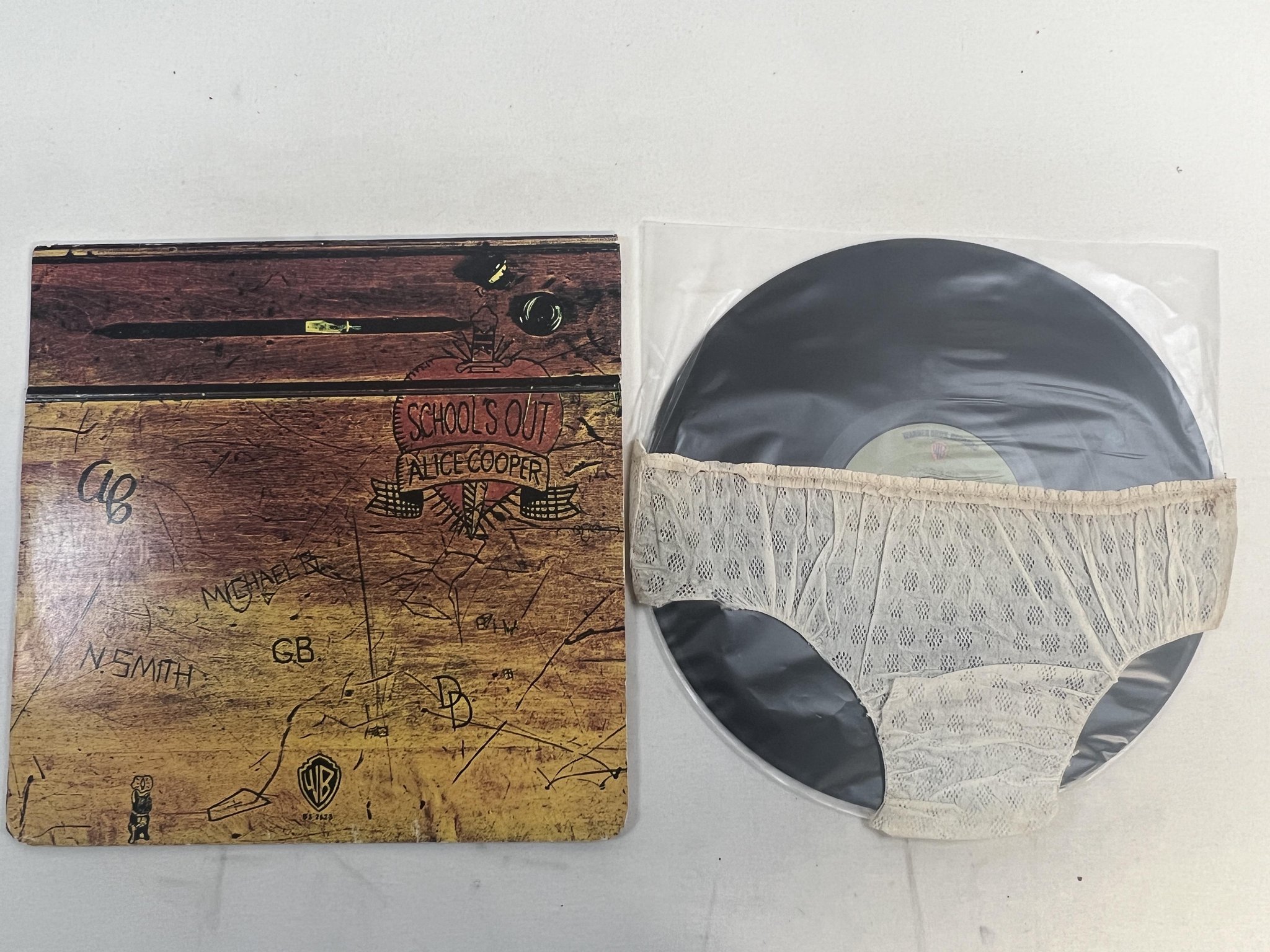 Omslagsbild för skivan ALICE COOPER school's out LP -72 US WARNER BROS BS 2623 ** w/ panties **