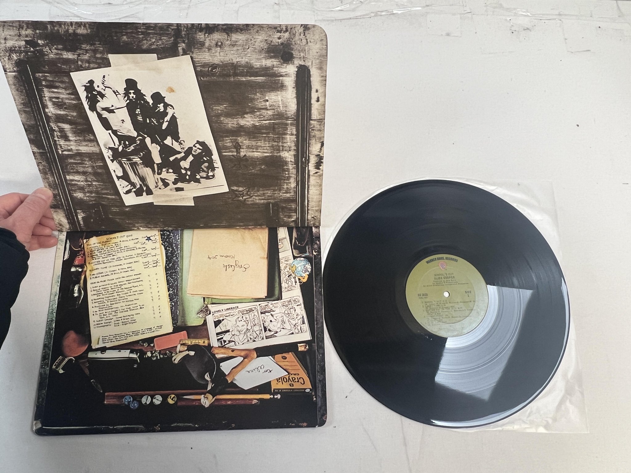 Omslagsbild för skivan ALICE COOPER school's out LP -72 US WARNER BROS BS 2623 ** w/ panties **