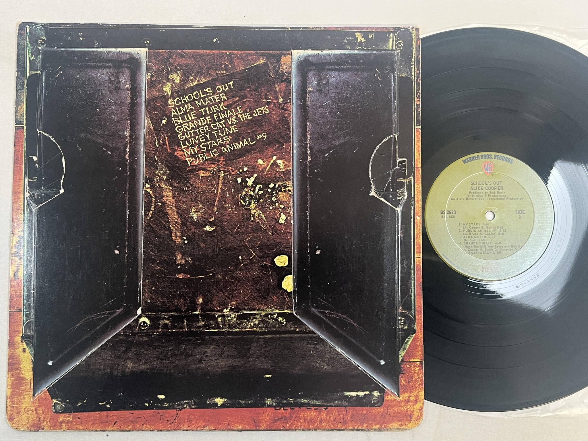 Omslagsbild för skivan ALICE COOPER school's out LP -72 US WARNER BROS BS 2623 ** w/ panties **