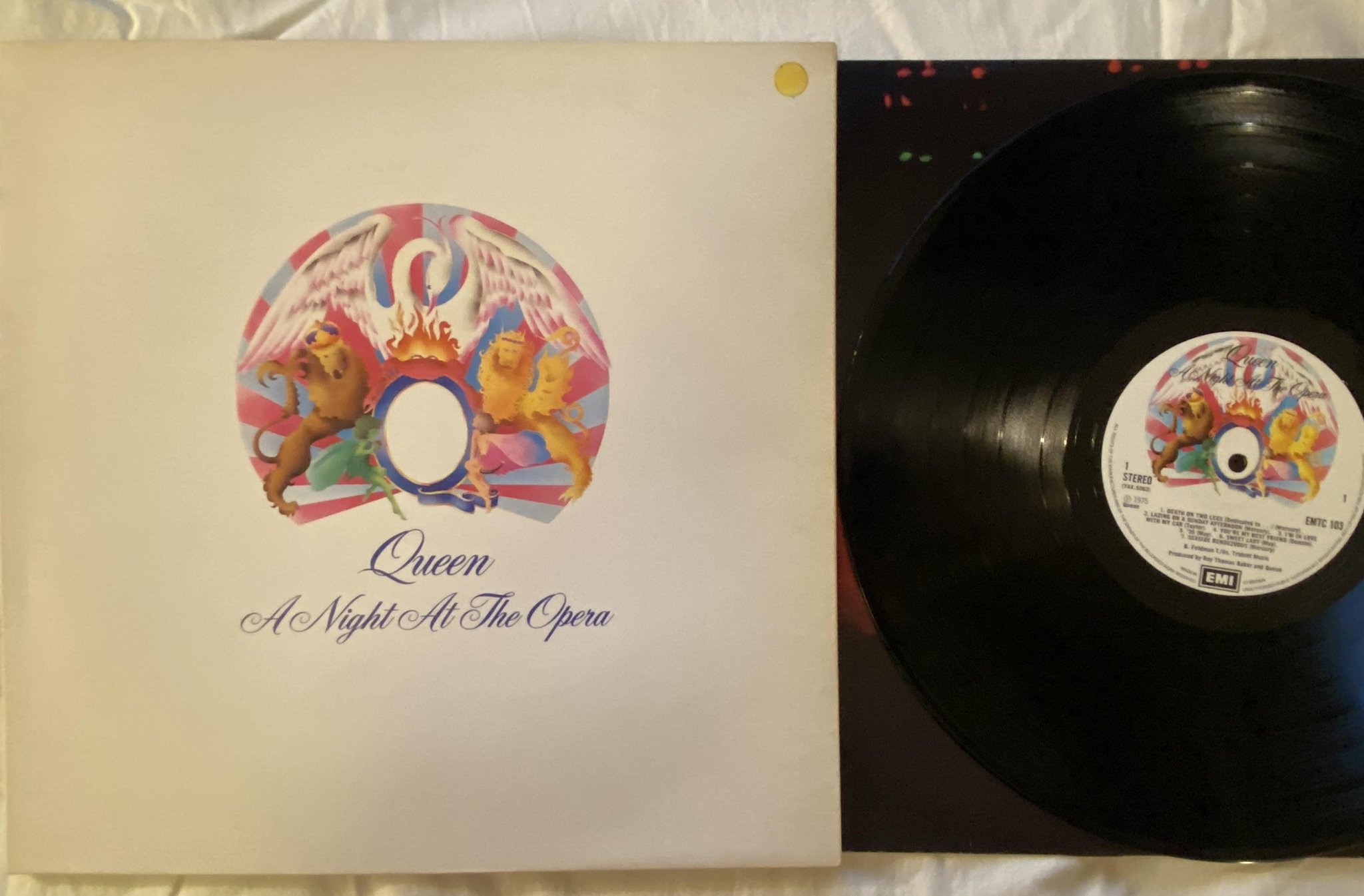 Omslagsbild för skivan QUEEN a night at the opera LP -75 UK EMI EMTC 103