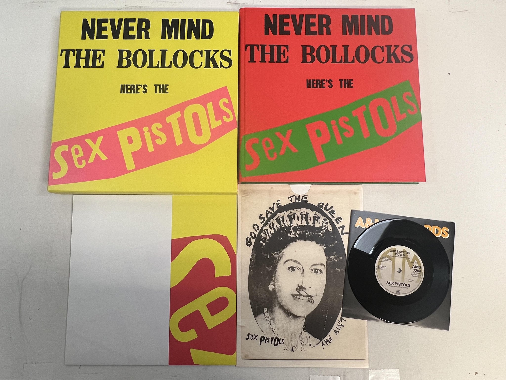 Omslagsbild för skivan SEX PISTOLS Never Mind The Bollocks, Here's The BOX SET 2012 UNIVERSAL * YEAH *