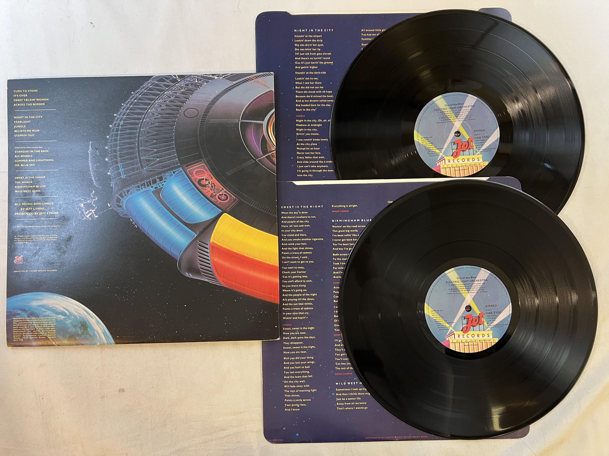 Omslagsbild för skivan ELECTRIC LIGHT ORCHESTRA Out Of The Blue 2xLP -77 UK JET UAR 100