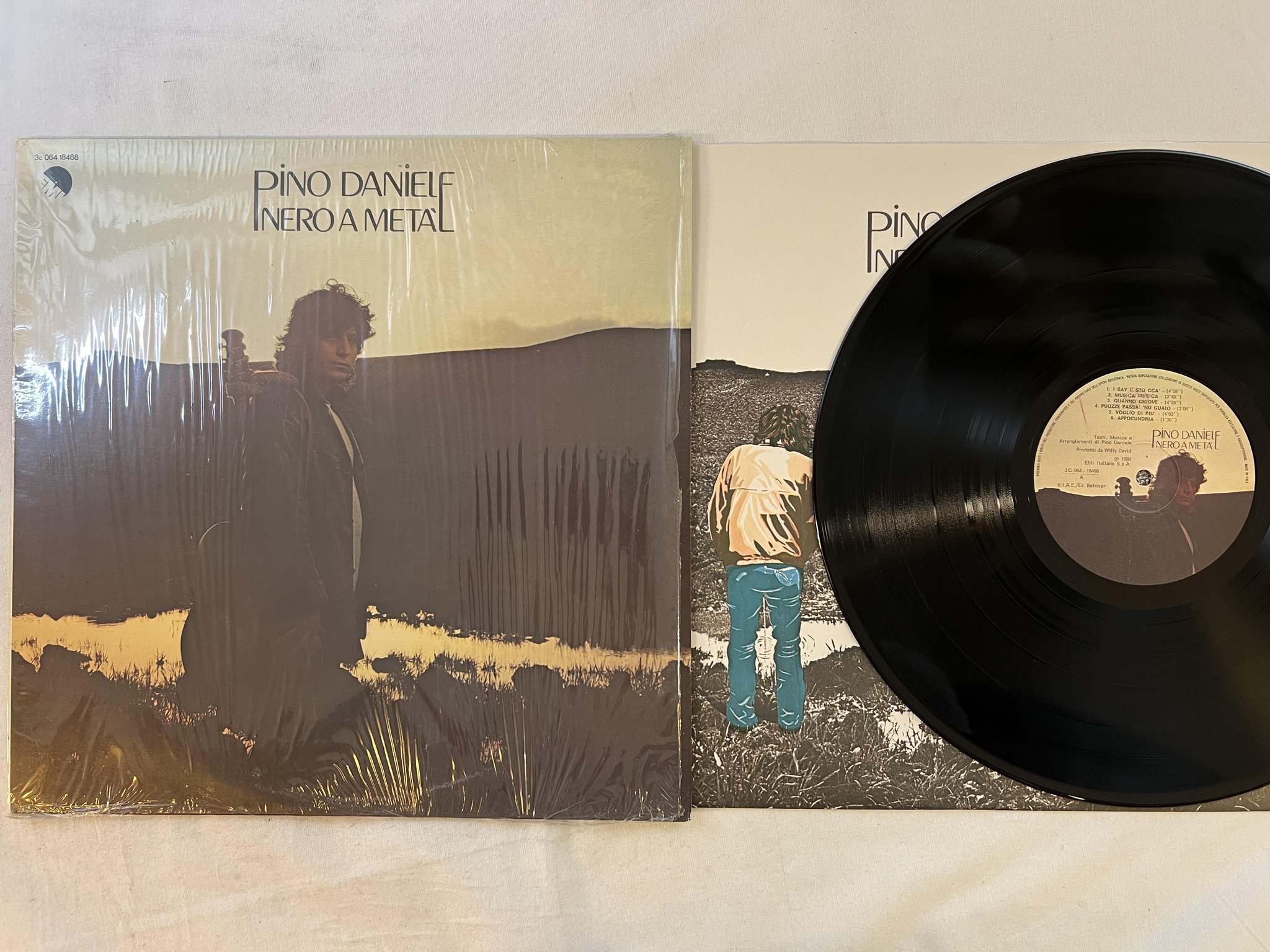 Omslagsbild för skivan PINO DANIELE Nero A Metà LP -80 Ita EMI 3C 064 18468 ** RARE BLUES ROCK **