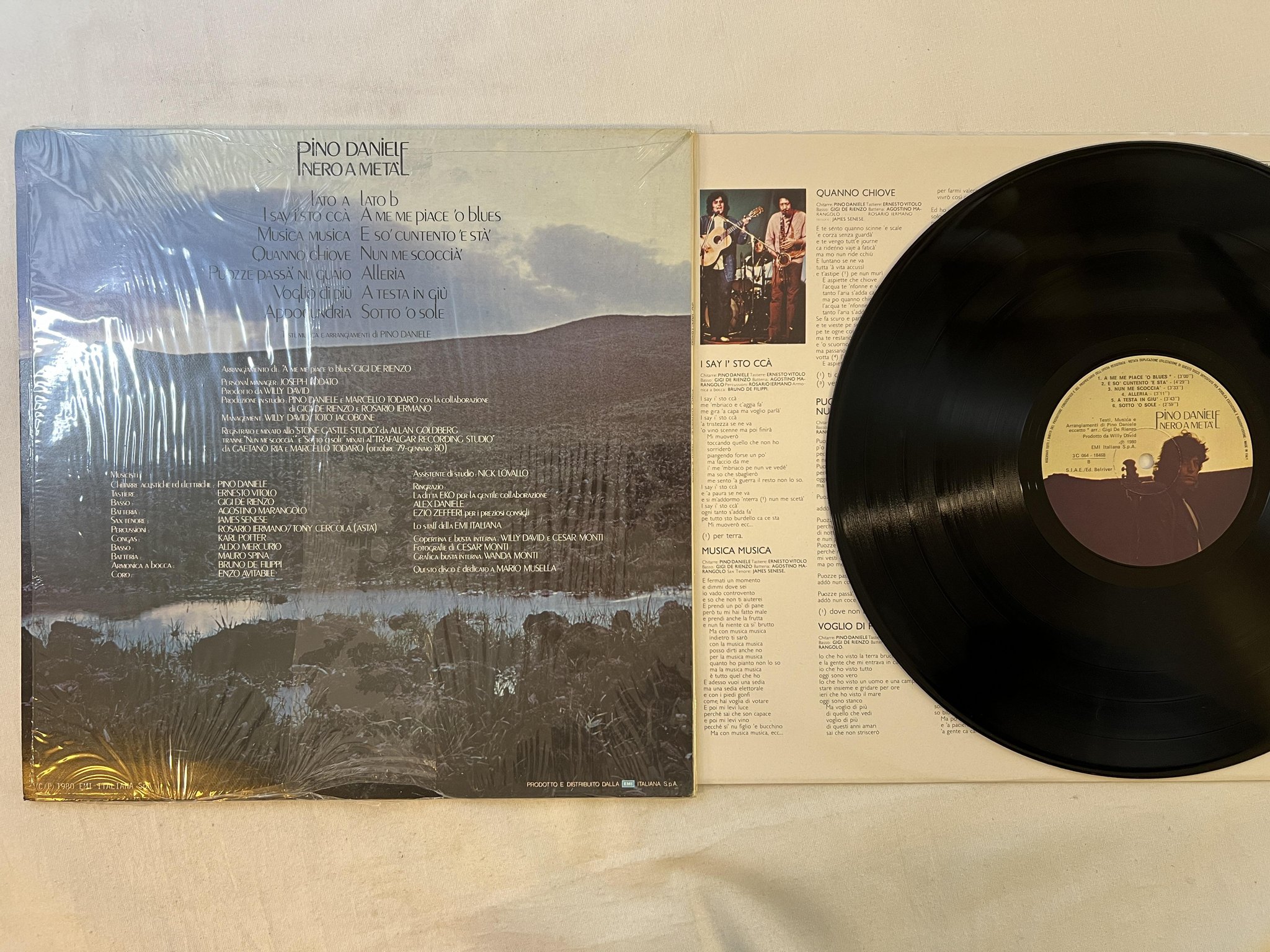 Omslagsbild för skivan PINO DANIELE Nero A Metà LP -80 Ita EMI 3C 064 18468 ** RARE BLUES ROCK **