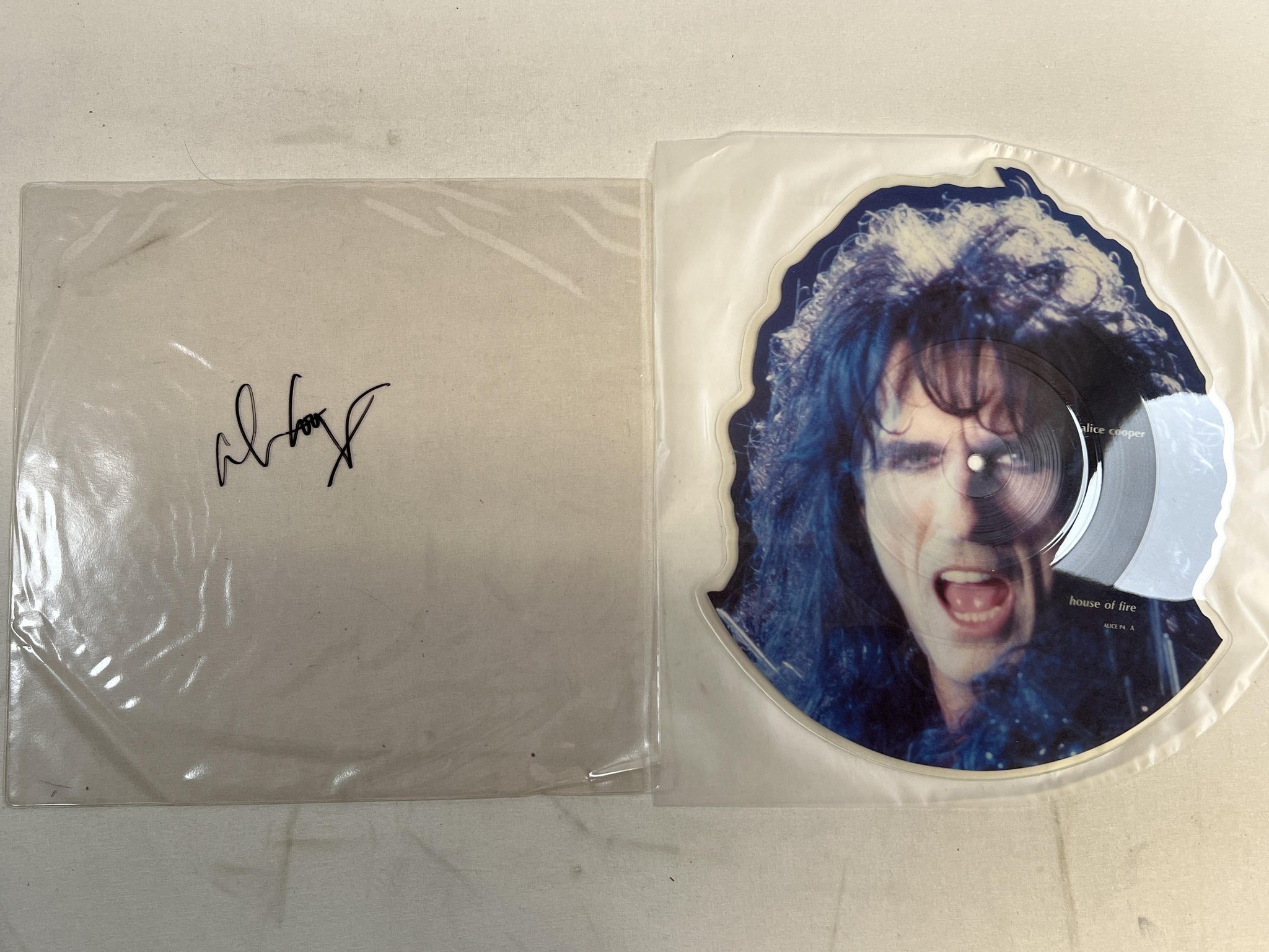 Omslagsbild för skivan ALICE COOPER house of fire 7" picture disc -89 EPIC ALICE P4 ** SIGNED, WOW! **