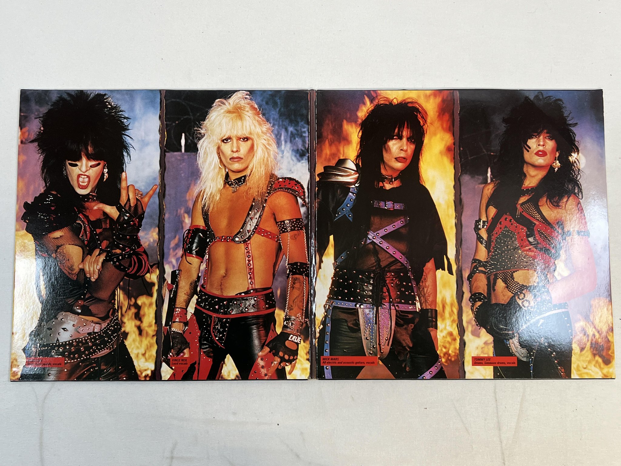 Omslagsbild för skivan MÖTLEY CRÜE shout at to the devil LP -83 ELEKTRA 96-0289-1