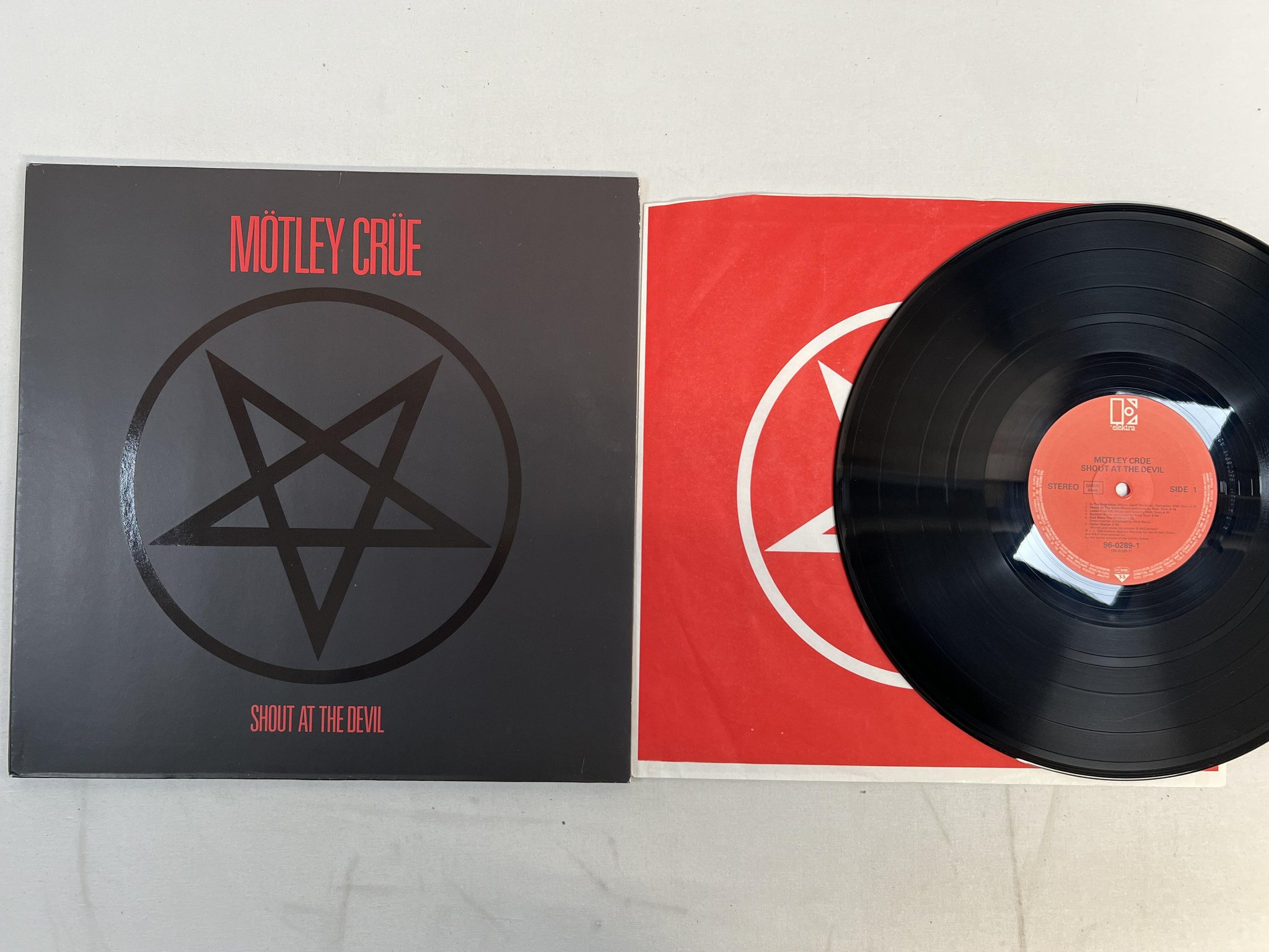 Omslagsbild för skivan MÖTLEY CRÜE shout at to the devil LP -83 ELEKTRA 96-0289-1
