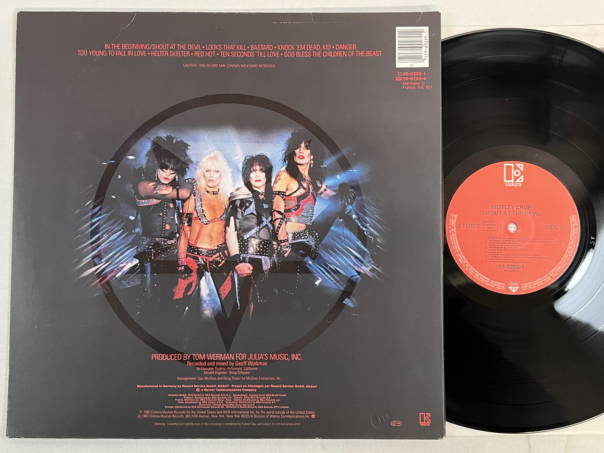 Omslagsbild för skivan MÖTLEY CRÜE shout at to the devil LP -83 ELEKTRA 96-0289-1