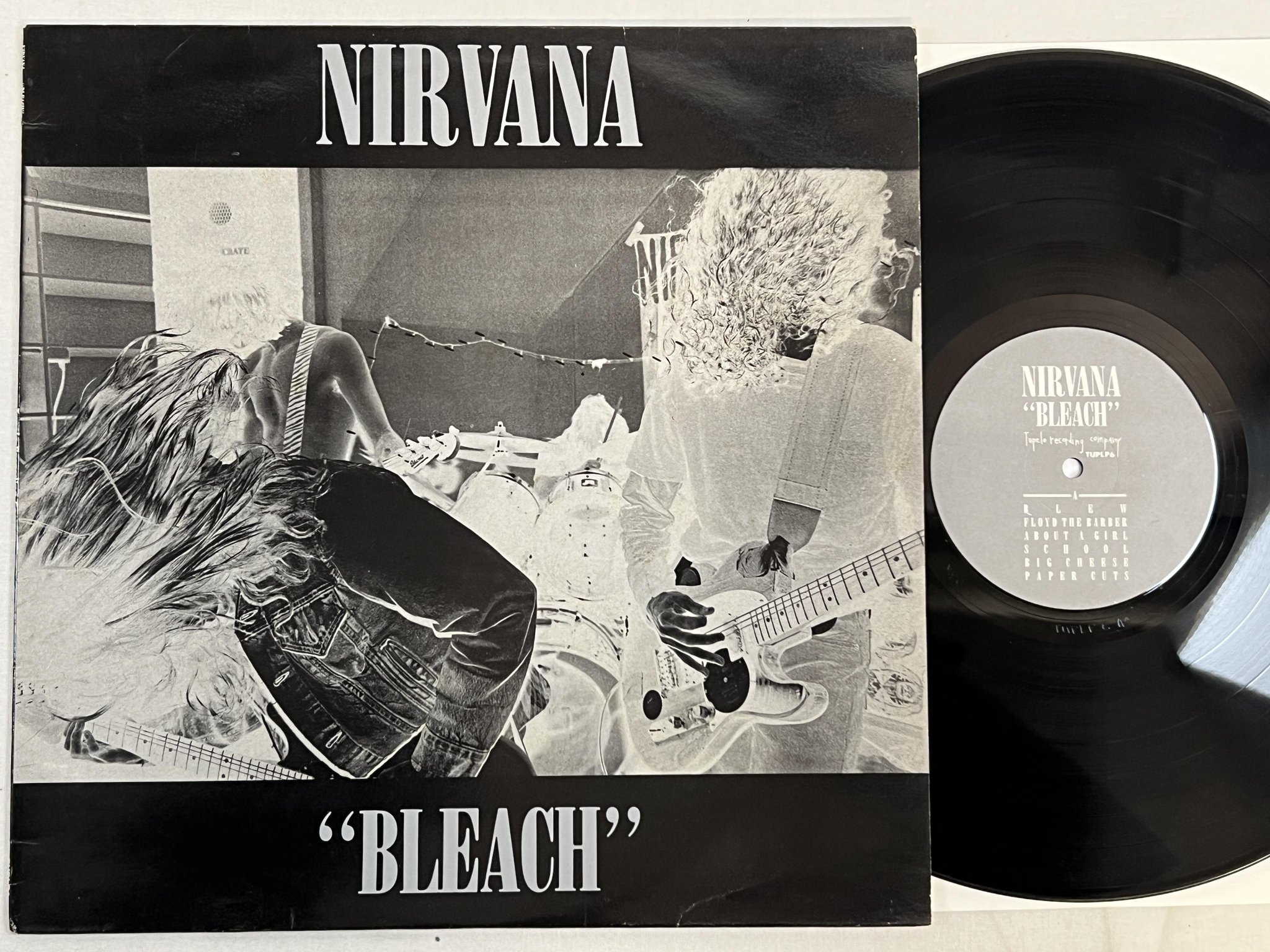 Omslagsbild för skivan NIRVANA bleach LP -89 UK TUPELO TUPLP6 *** GRUNGE ***