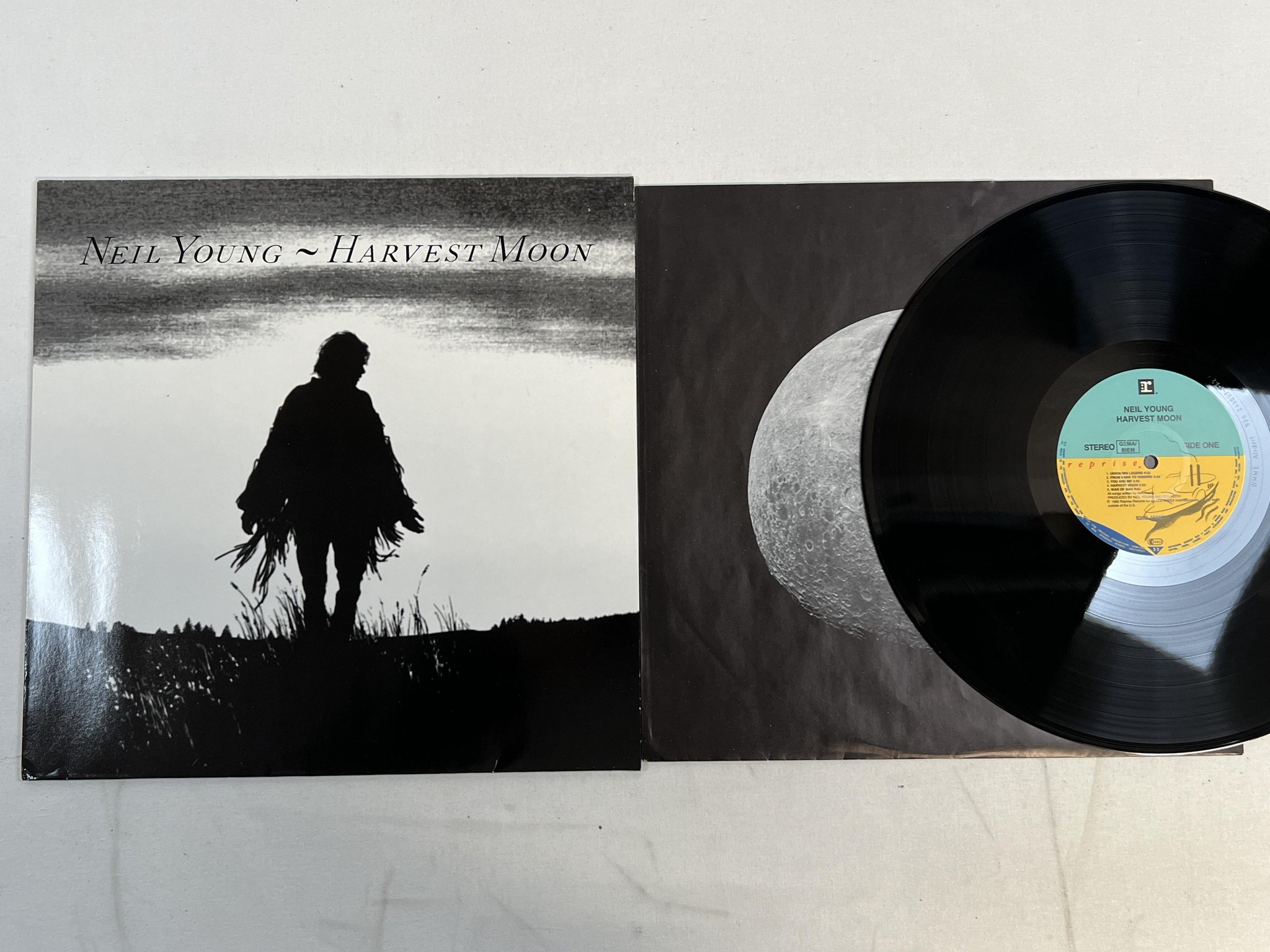 Omslagsbild för skivan NEIL YOUNG harvest moon LP -92 REPRISE 9362-45057-1