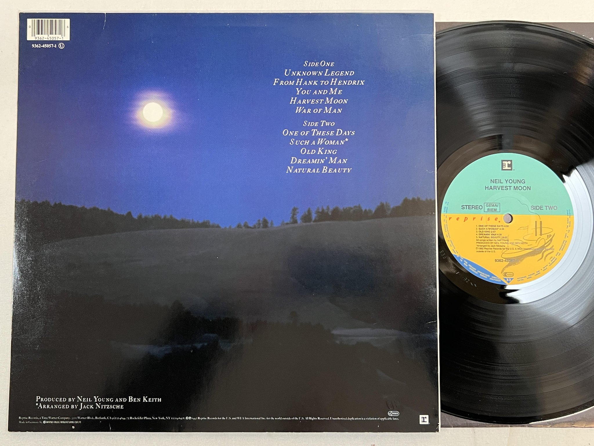 Omslagsbild för skivan NEIL YOUNG harvest moon LP -92 REPRISE 9362-45057-1