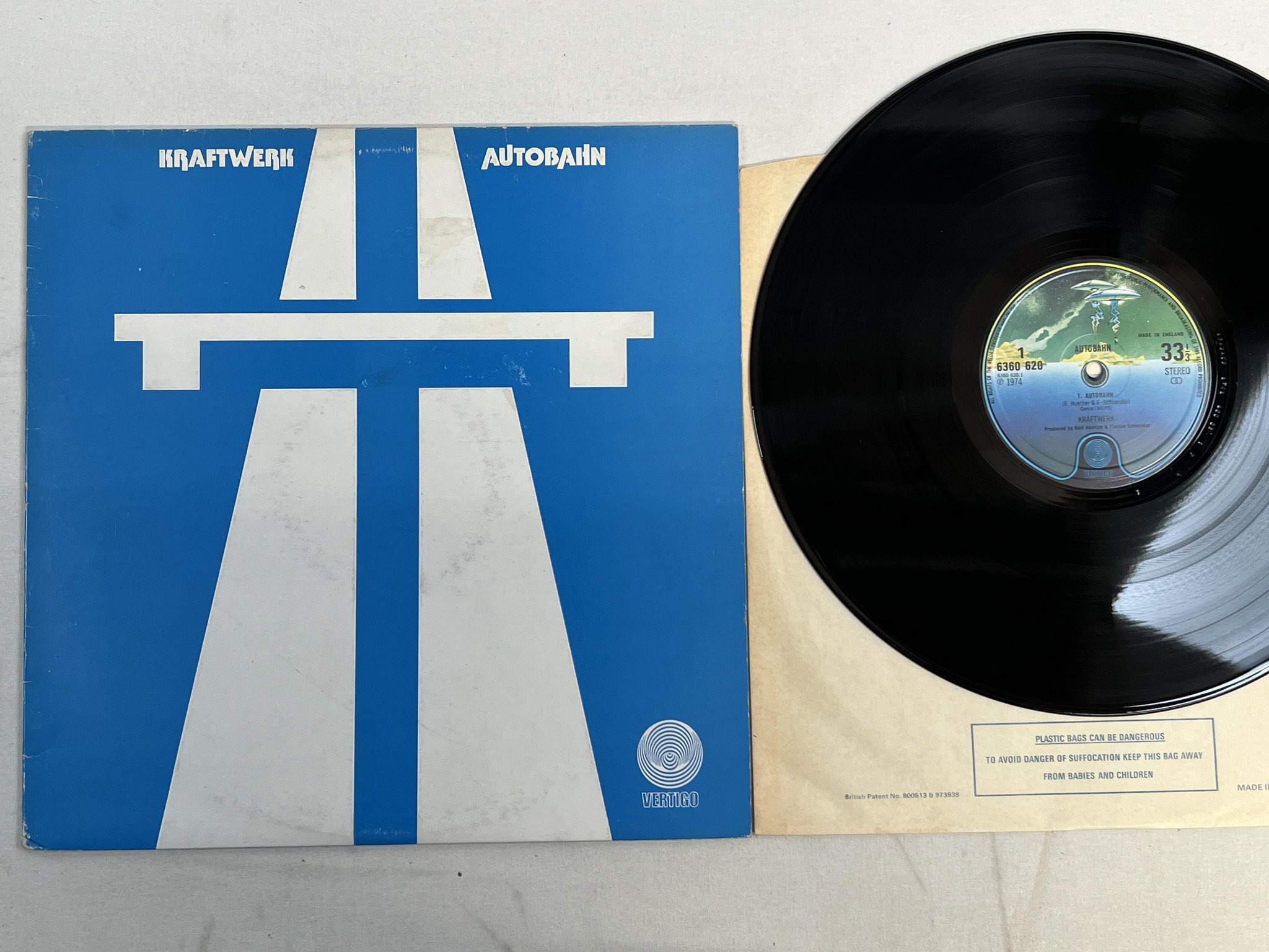Omslagsbild för skivan KRAFTWERK autobahn LP -75 UK VERTIGO 6360 620