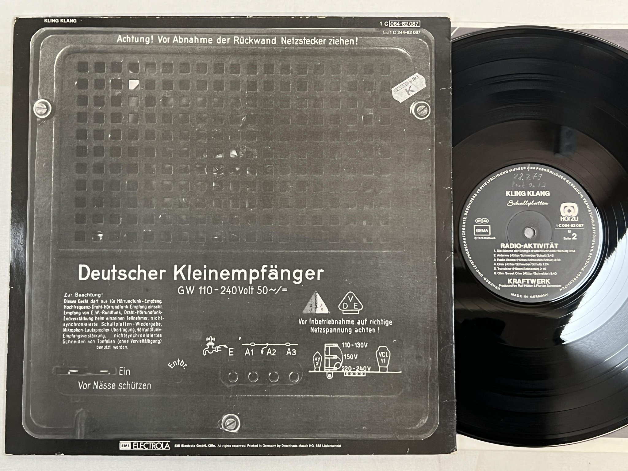 Omslagsbild för skivan KRAFTWERK radio-aktivität LP -75 Ger HÖRZU 1C 064-82087 w/ stickers