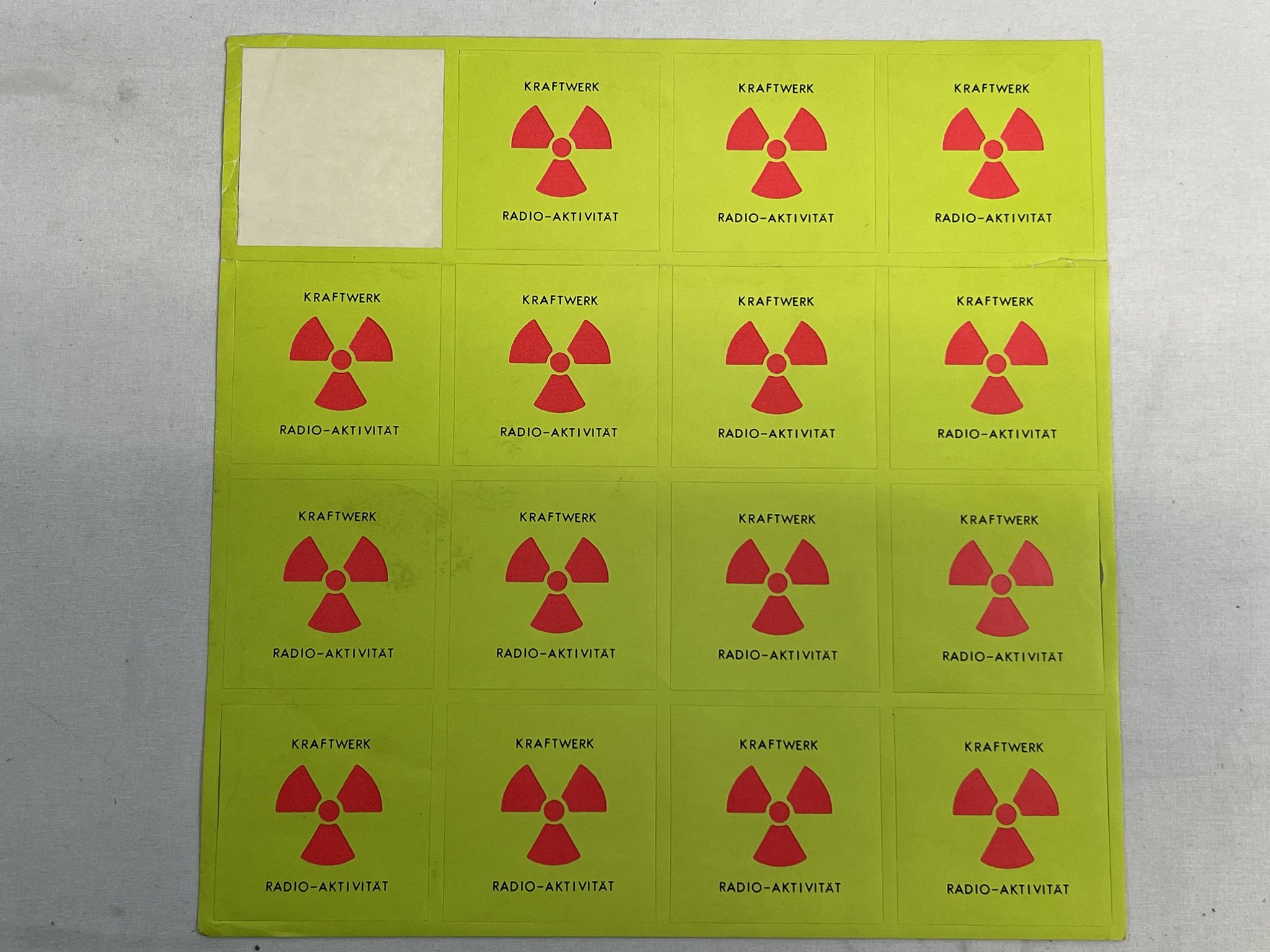 Omslagsbild för skivan KRAFTWERK radio-aktivität LP -75 Ger HÖRZU 1C 064-82087 w/ stickers