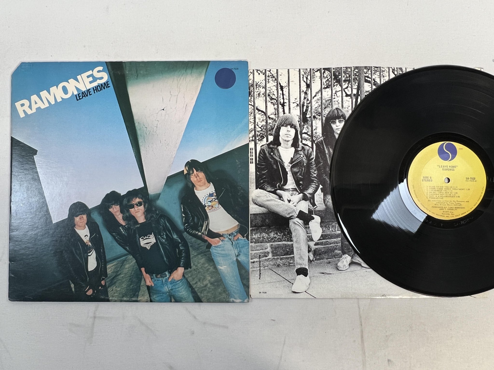 Omslagsbild för skivan RAMONES leave home LP -77 US SIRE SA 7528