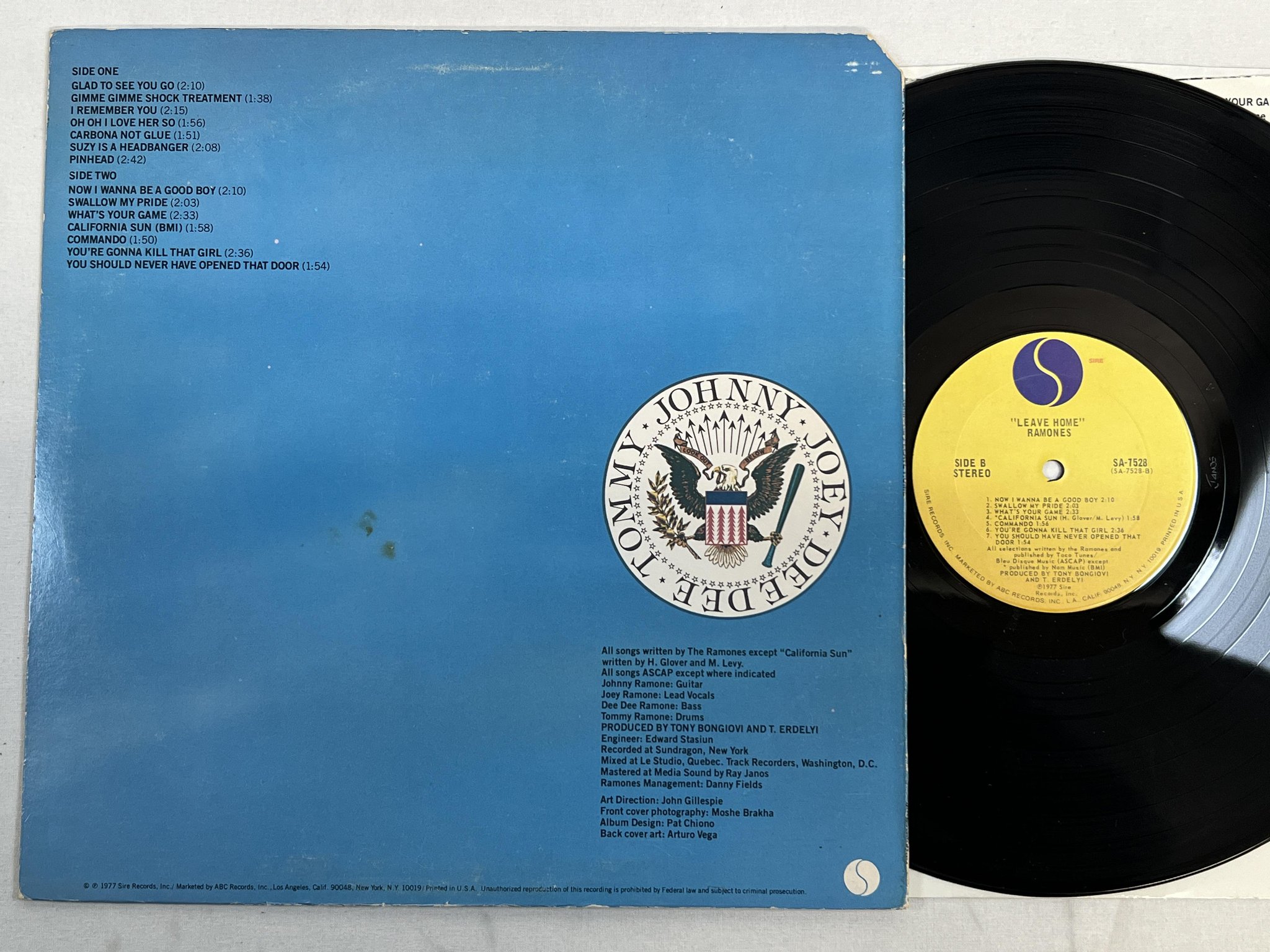 Omslagsbild för skivan RAMONES leave home LP -77 US SIRE SA 7528