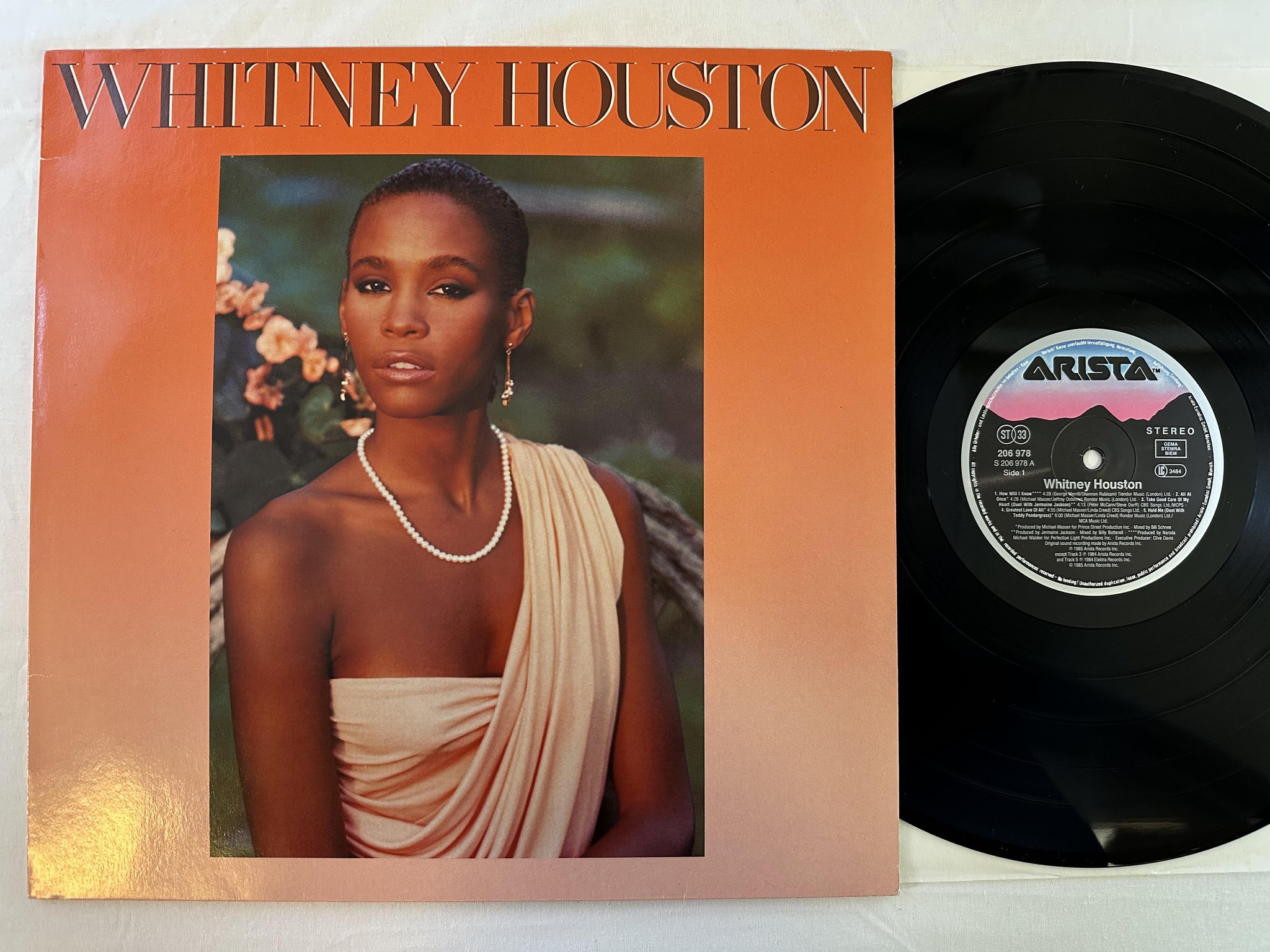 Omslagsbild för skivan WHITNEY HOUSTON s/t LP -85 ARISTA 206 978