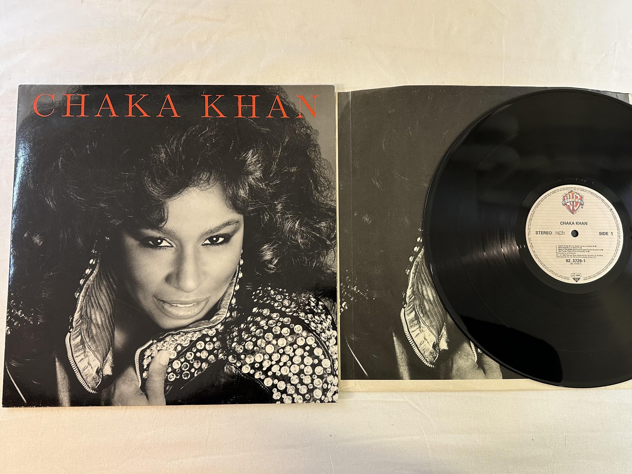 Omslagsbild för skivan CHAKA KHAN s/t LP -82 ncb WARNER BROS 923729-1