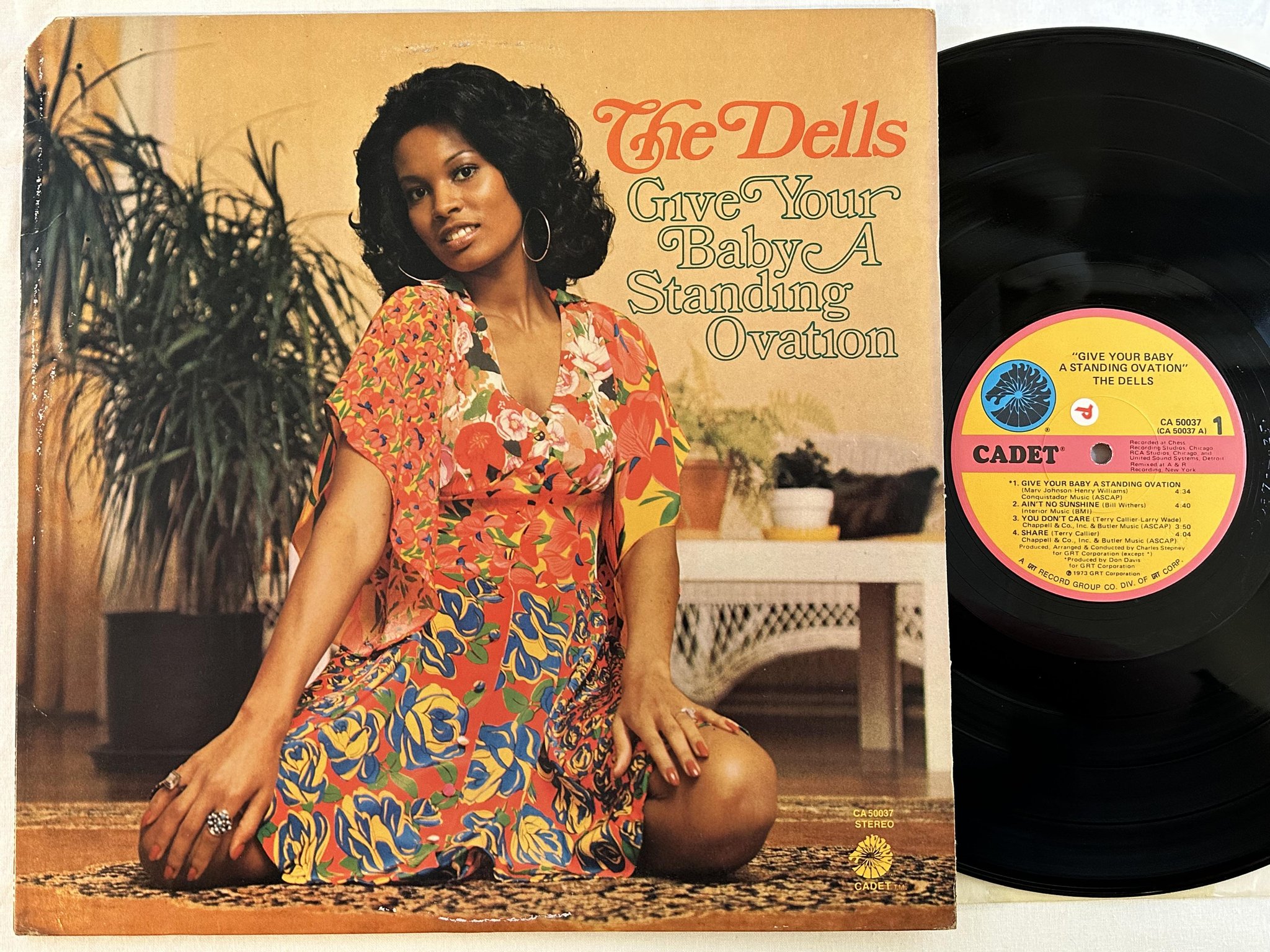 Omslagsbild för skivan THE DELLS give your baby a standing ovation LP -73 US CADET CA 50037