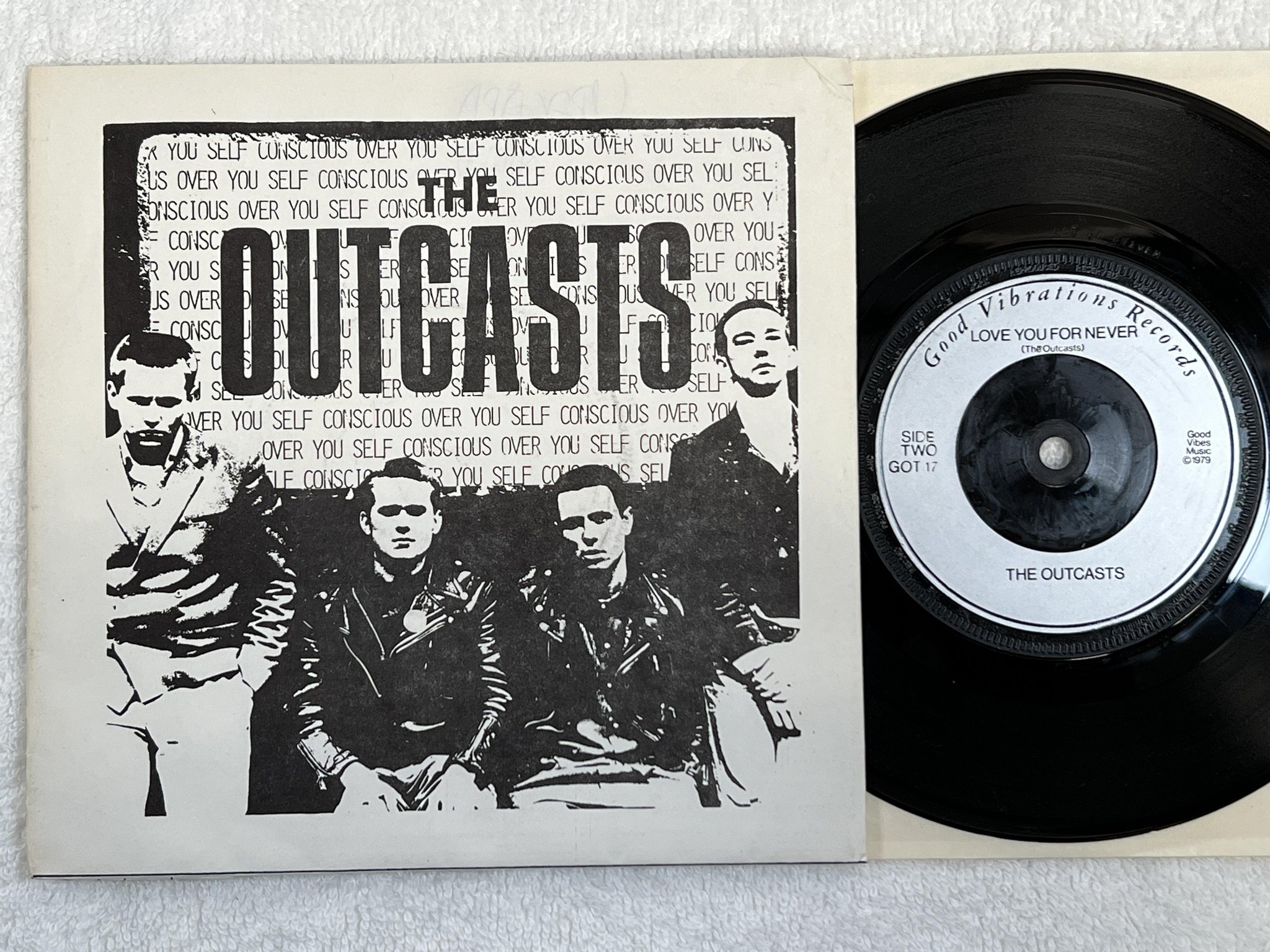 Omslagsbild för skivan THE OUTCASTS Self Conscious Over You 7" -79 UK GOT 17 *** PUNK ROCK ***