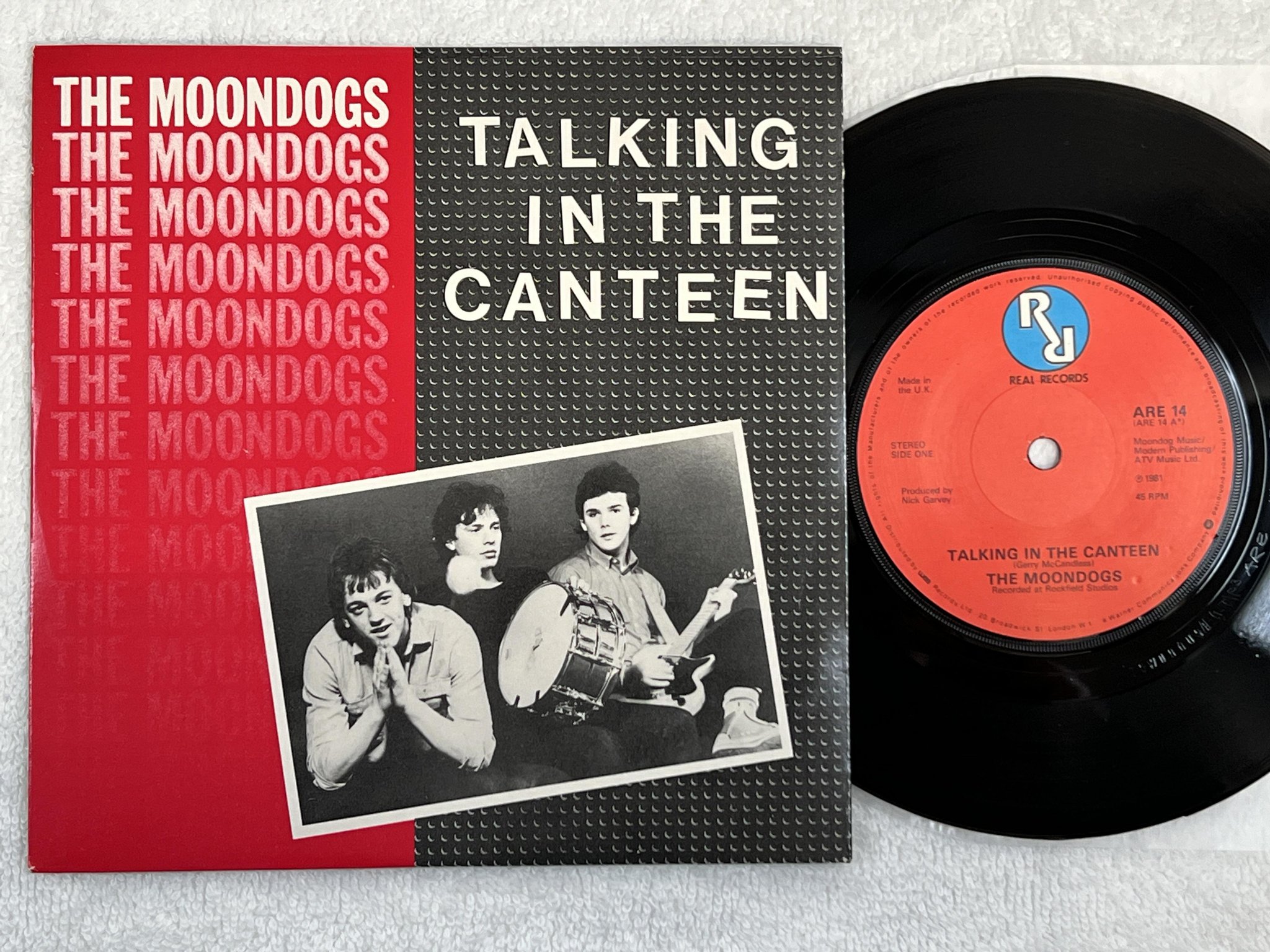 Omslagsbild för skivan THE MOONDOGS talking in the canteen 7" -81 UK REAL ARE-14 *** w/ Neckerchief ***