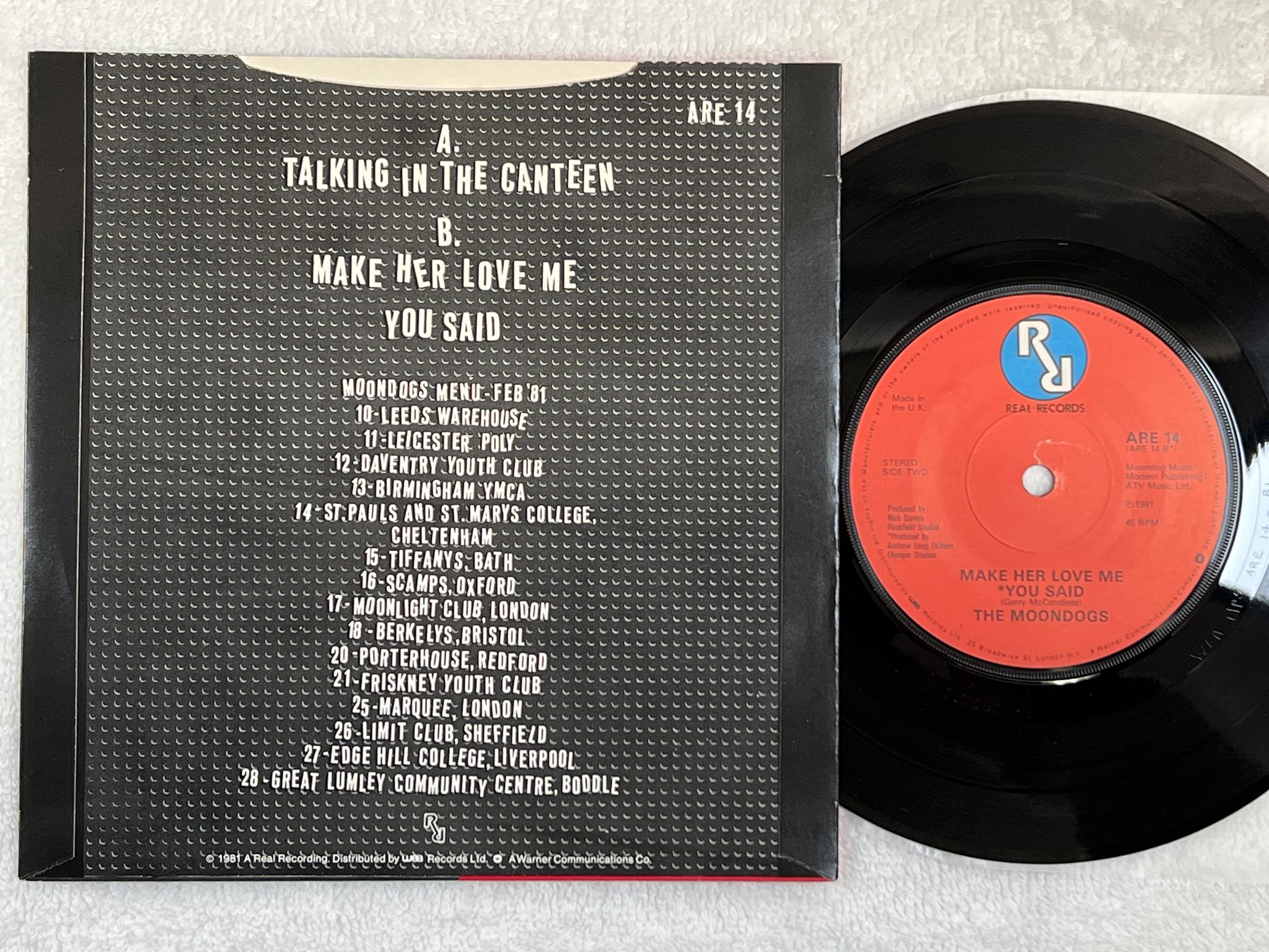 Omslagsbild för skivan THE MOONDOGS talking in the canteen 7" -81 UK REAL ARE-14 *** w/ Neckerchief ***