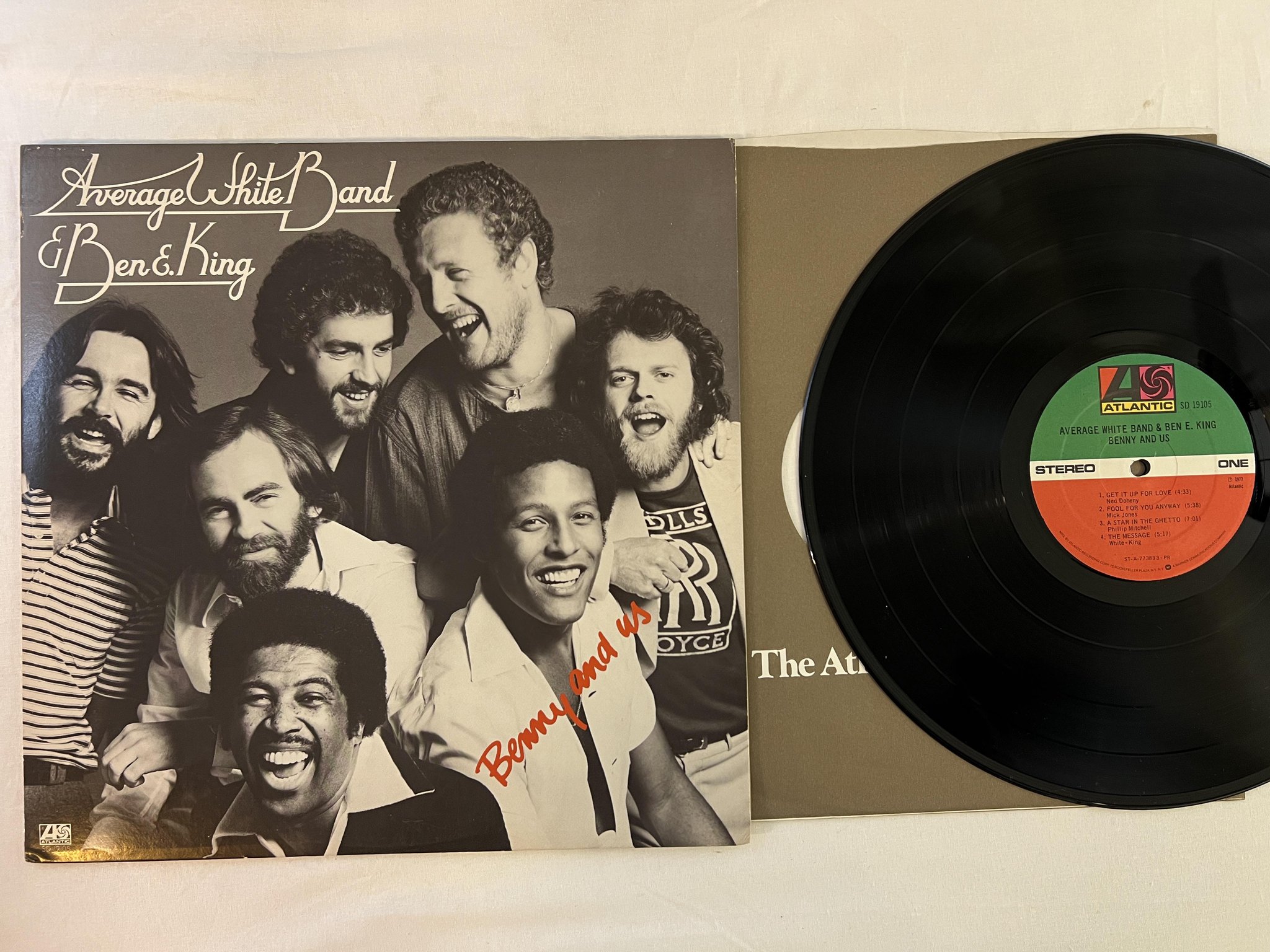 Omslagsbild för skivan AVERAGE WHITE BAND Benny and us LP -77 US ATLANTIC SD 19105