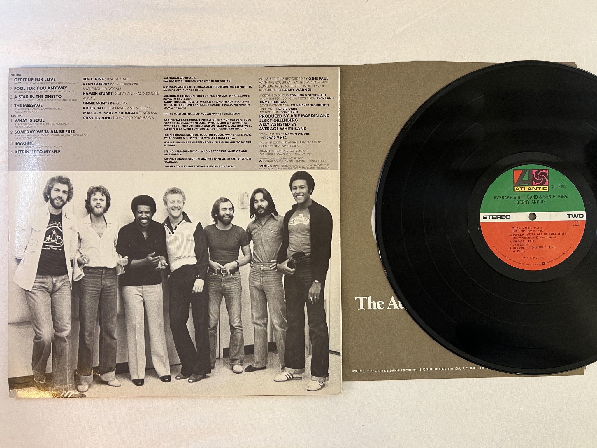 Omslagsbild för skivan AVERAGE WHITE BAND Benny and us LP -77 US ATLANTIC SD 19105
