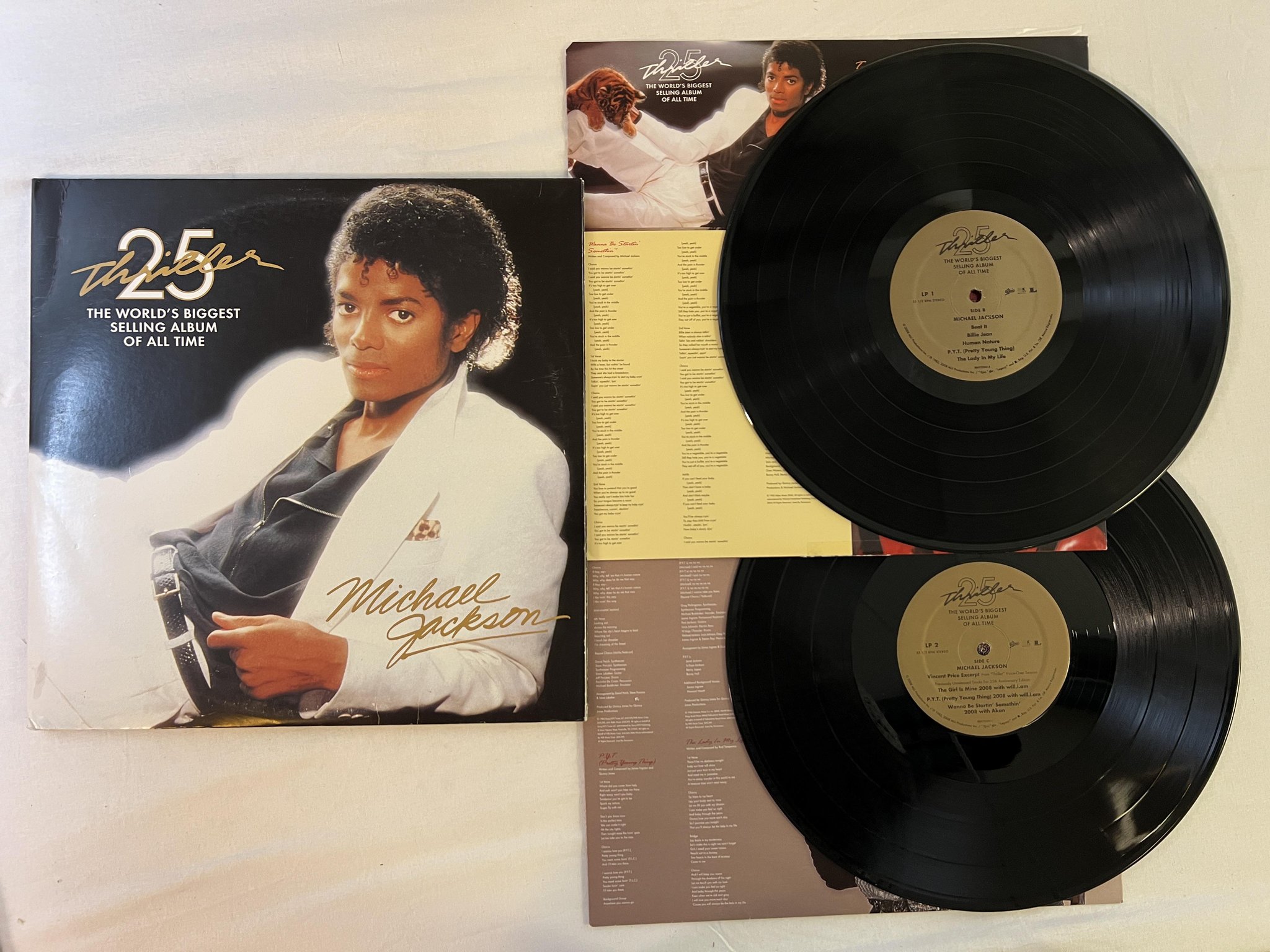 Omslagsbild för skivan MICHAEL JACKSON thriller 25 2xLP 2008 LEGACY 88697 23341 7