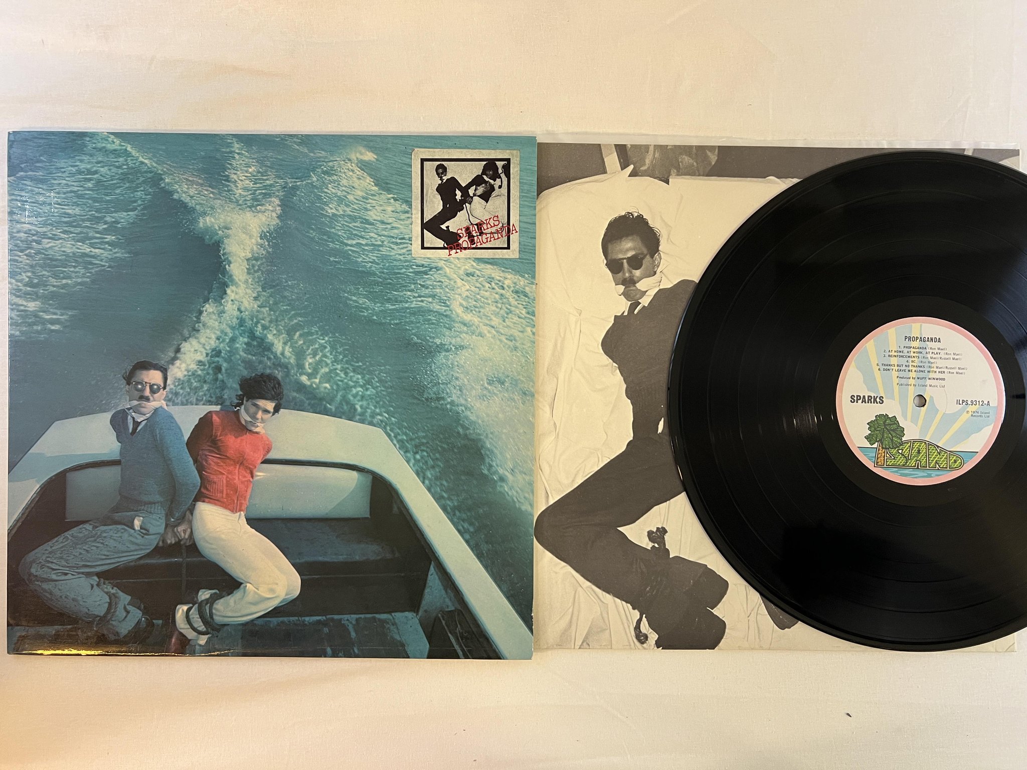 Omslagsbild för skivan SPARKS propaganda LP -74 UK ISLAND pink rim ILPS 9312