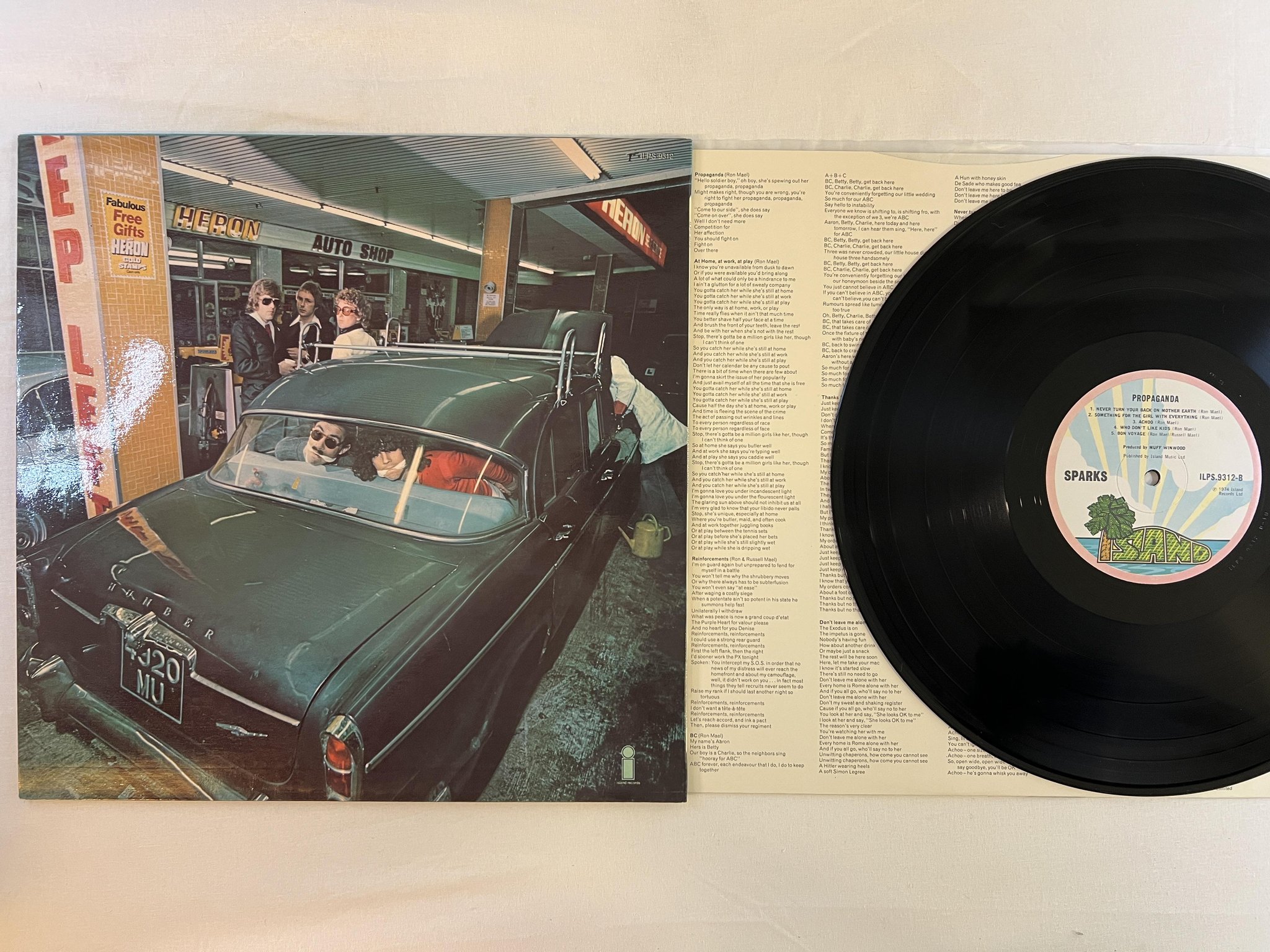 Omslagsbild för skivan SPARKS propaganda LP -74 UK ISLAND pink rim ILPS 9312