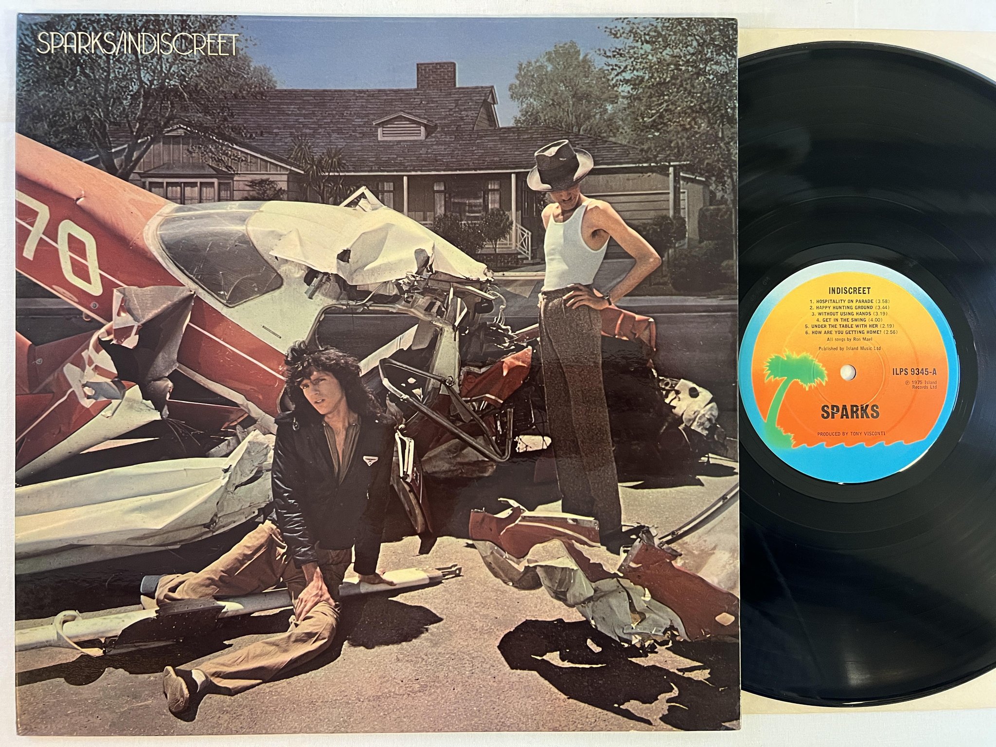 Omslagsbild för skivan SPARKS indiscreet LP -75 UK ISLAND ILPS 9345