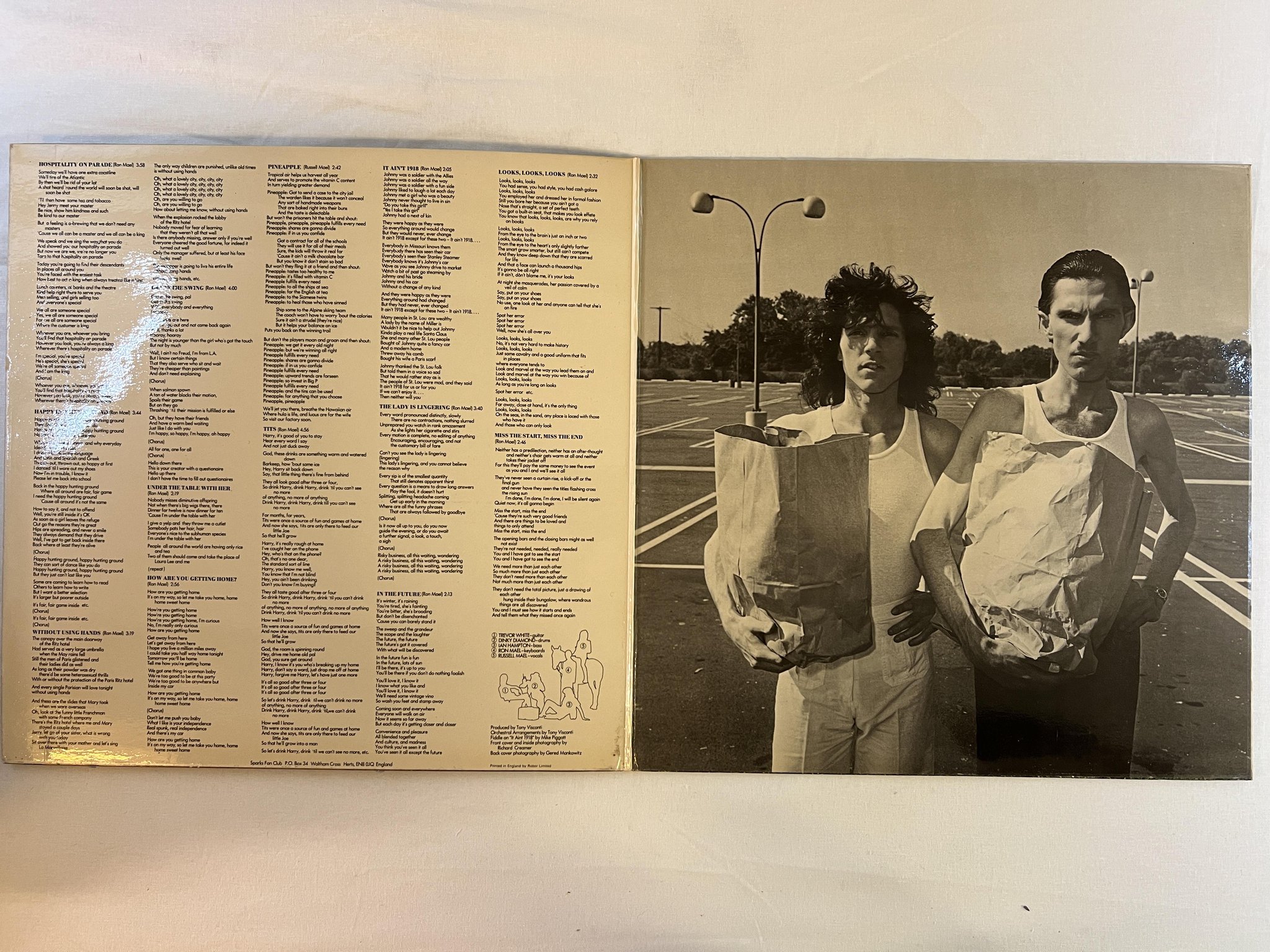 Omslagsbild för skivan SPARKS indiscreet LP -75 UK ISLAND ILPS 9345