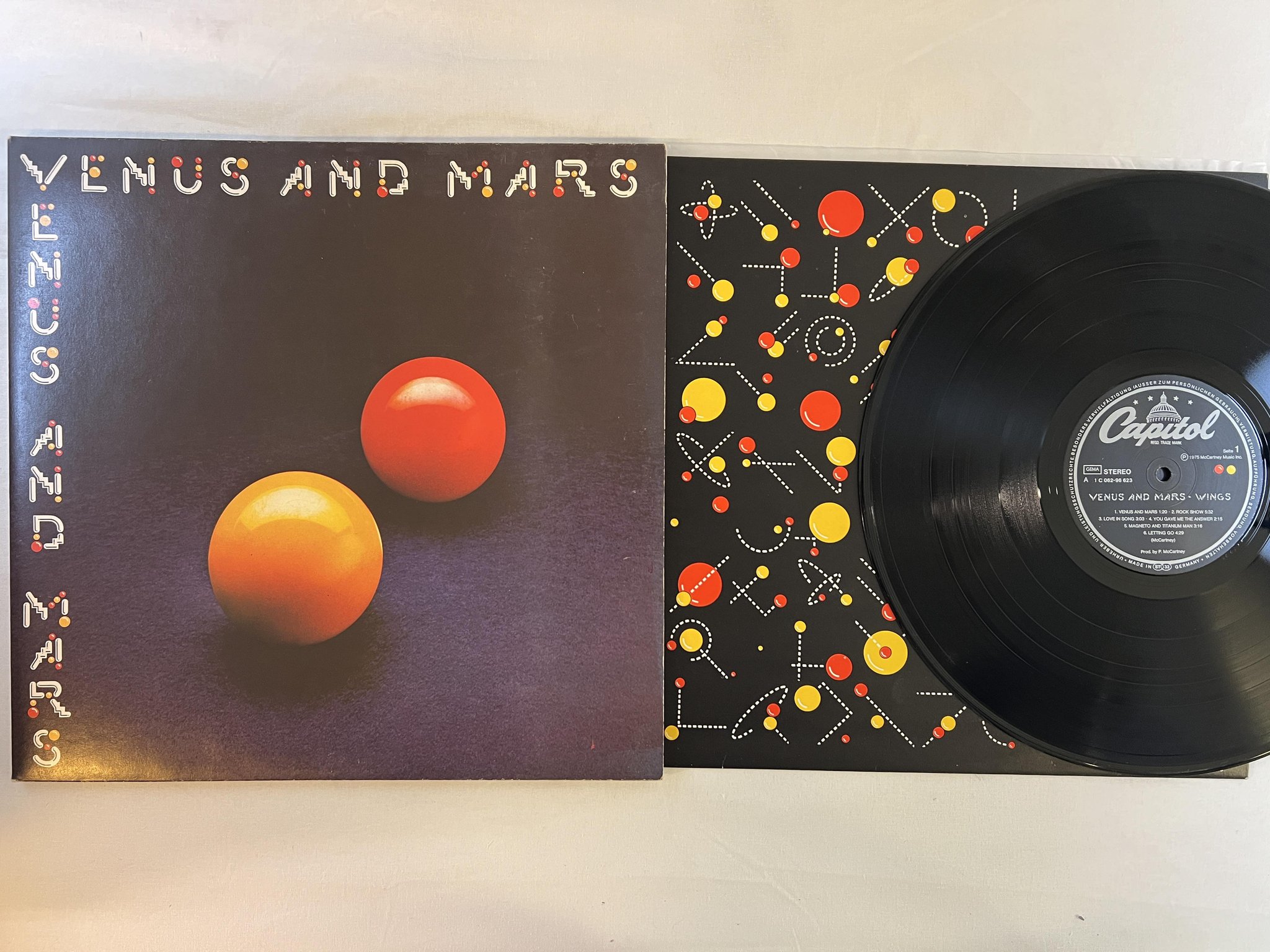 Omslagsbild för skivan WINGS Venus and Mars LP -75 Ger CAPITOL 1C 062-96623