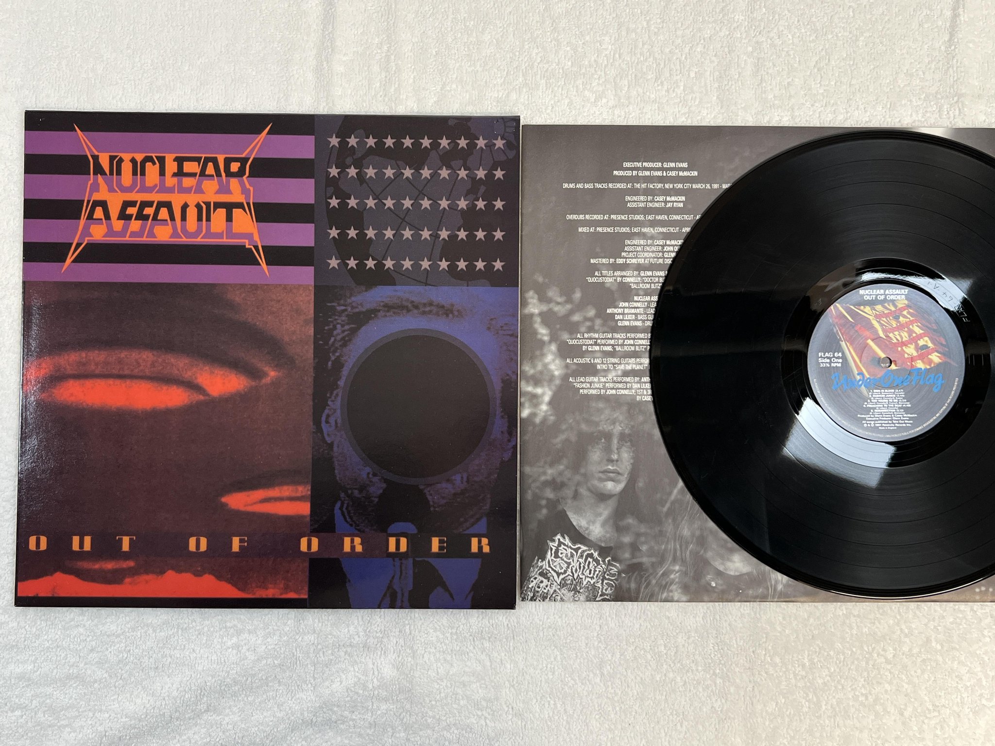 Omslagsbild för skivan NUCLEAR ASSAULT Out Of Order LP -91 UK under one flag FLAG 64 ** DEATH METAL **