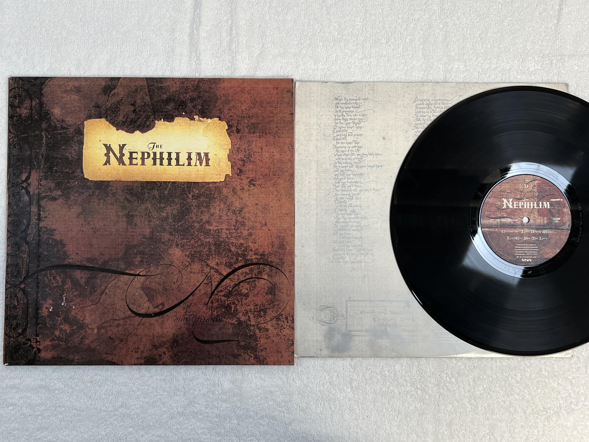 Omslagsbild för skivan FIELDS OF THE NEPHILIM LP -88 UK SITUATION TWO SITU 22 ** goth rock **